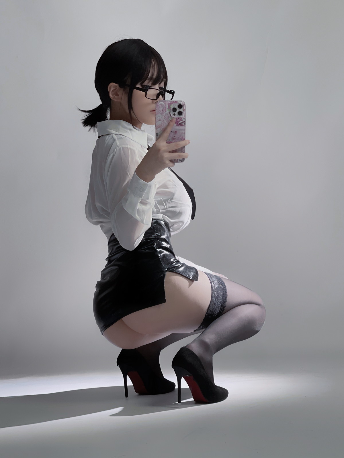 Xgyw.Net_Cos小姐姐幼爱youmeko早安主题性感白T配黑短裙露超薄黑丝秀翘臀诱惑写真28P