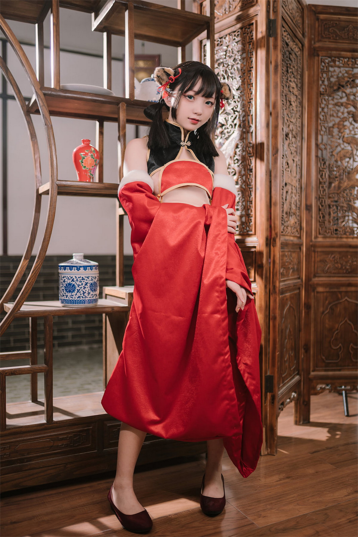 Xgyw.Net_网络美女花铃虎团团主题性感红黑色旗袍服饰露白嫩肌肤秀完美身材诱惑写真84P