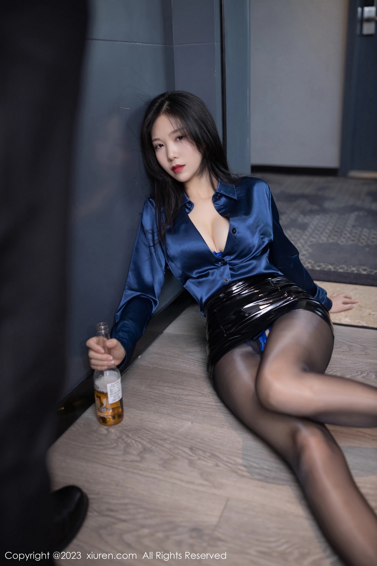 Xgyw.Net_XiuRen第6345期_模特利世醉酒主题性感蓝T配黑皮裙露蓝色蕾丝内衣惹火诱惑写真83P