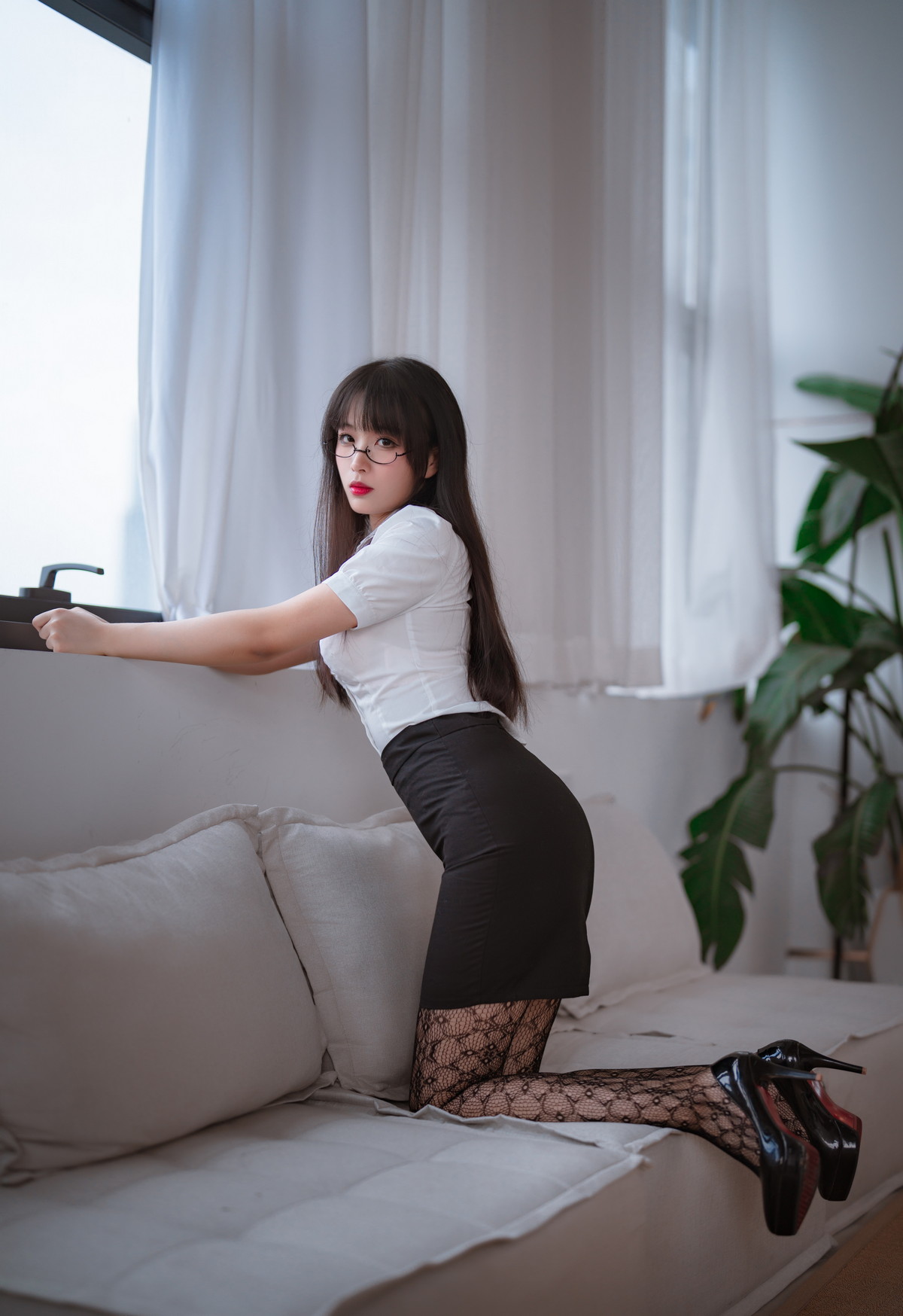 Xgyw.Net_网络美女轩萧学姐提花裤袜主题性感白T配黑短裙露黑丝网袜秀翘臀美腿诱惑写真106P