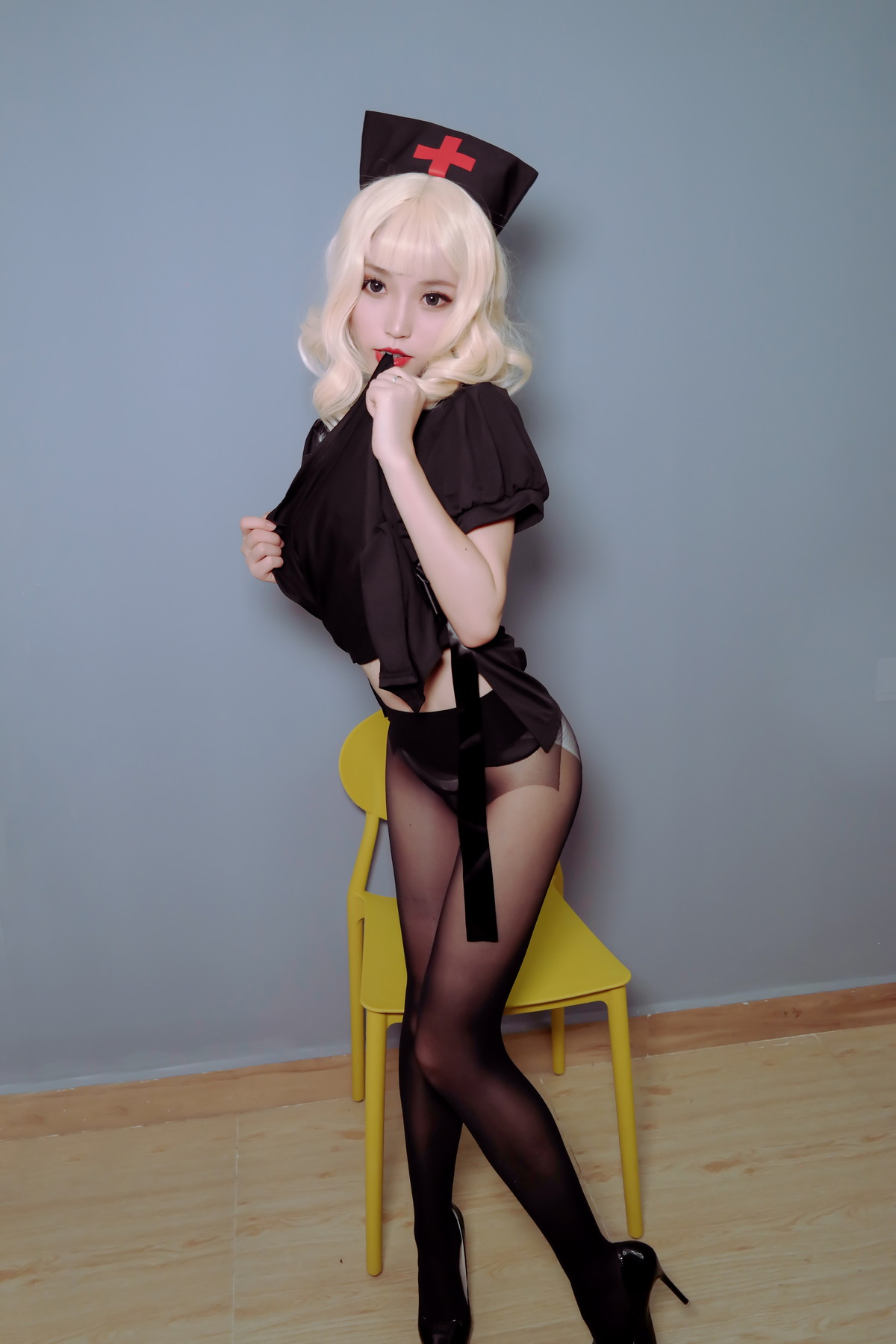 Xgyw.Net_网络美女白易子教主明信片主题黑色系护士服 清爽学生制服秀完美身材诱惑写真56P