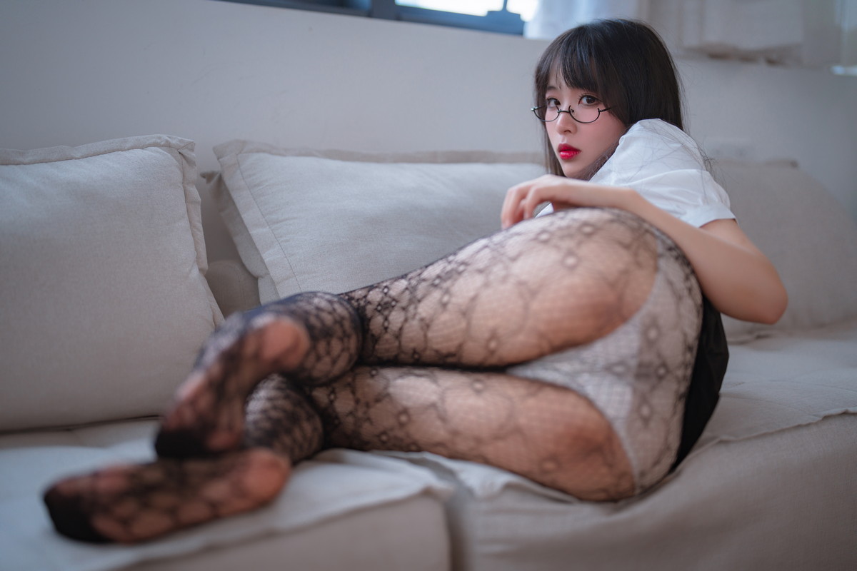 Xgyw.Net_网络美女轩萧学姐提花裤袜主题性感白T配黑短裙露黑丝网袜秀翘臀美腿诱惑写真106P