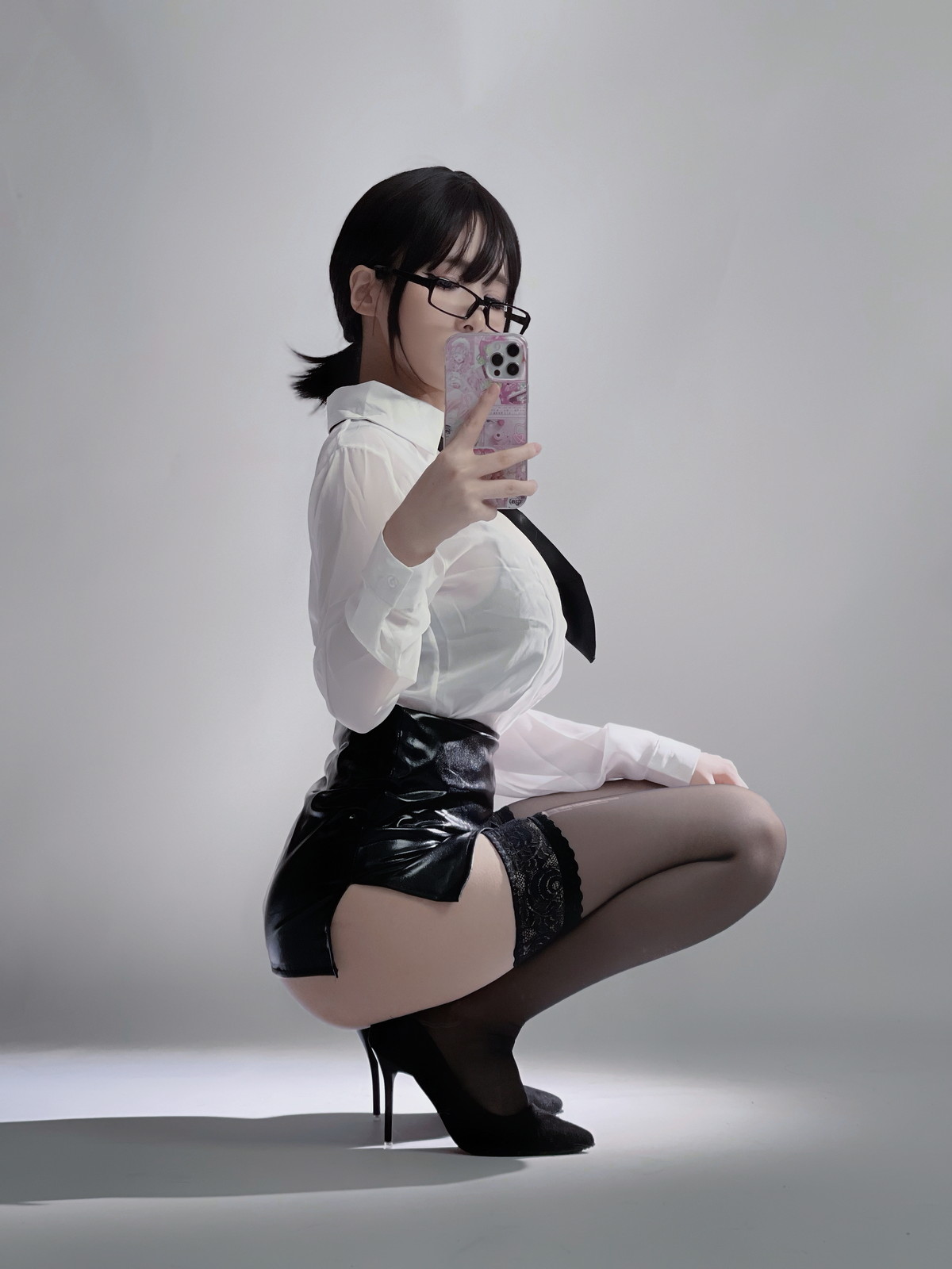 Xgyw.Net_Cos小姐姐幼爱youmeko早安主题性感白T配黑短裙露超薄黑丝秀翘臀诱惑写真28P