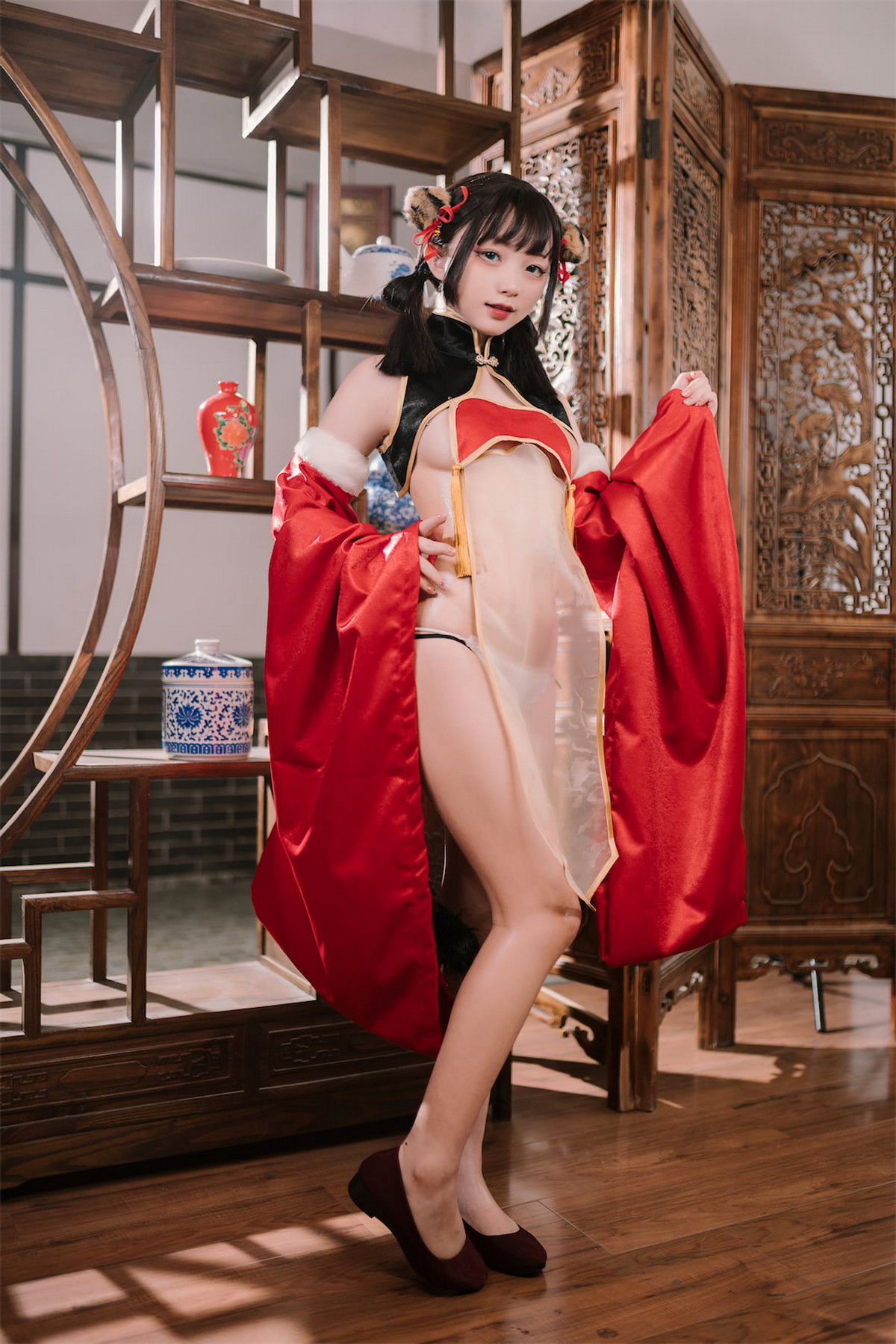 Xgyw.Net_网络美女花铃虎团团主题性感红黑色旗袍服饰露白嫩肌肤秀完美身材诱惑写真84P