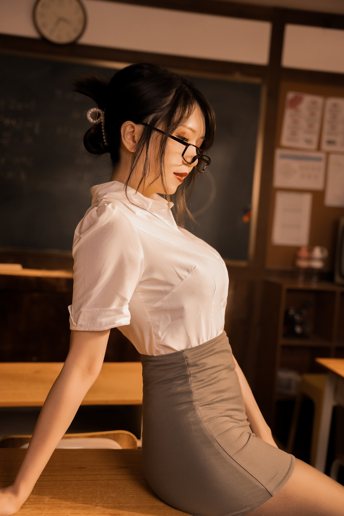 Xgyw.Net_网络美女梓未禁忌教师主题性感白T配灰短裙半脱露黑色蕾丝内衣撩人诱惑写真60P