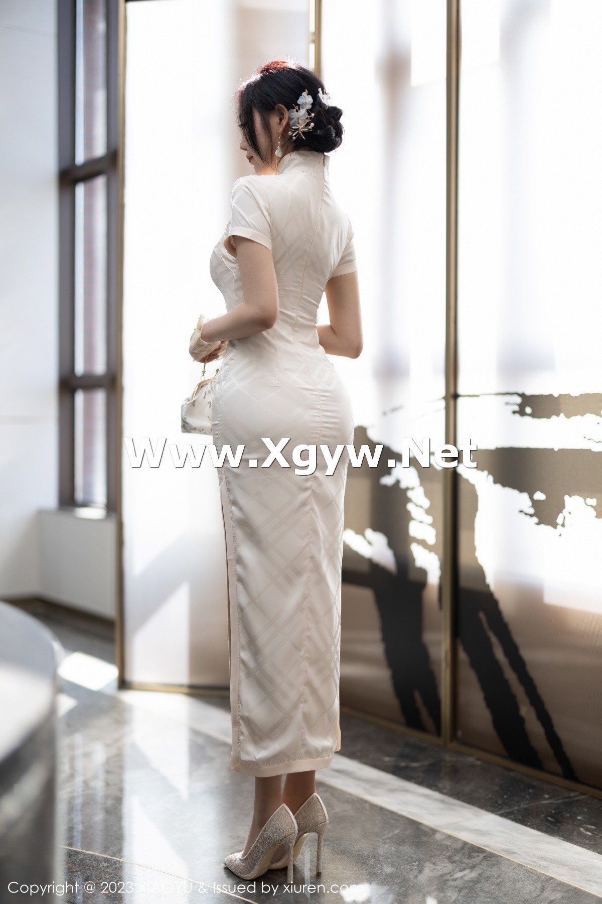 Xgyw.Net_[XiaoYu画语界]Vol.978_女神杨晨晨Yome性感白色典雅旗袍配白丝袜秀丰腴身材诱惑写真85P
