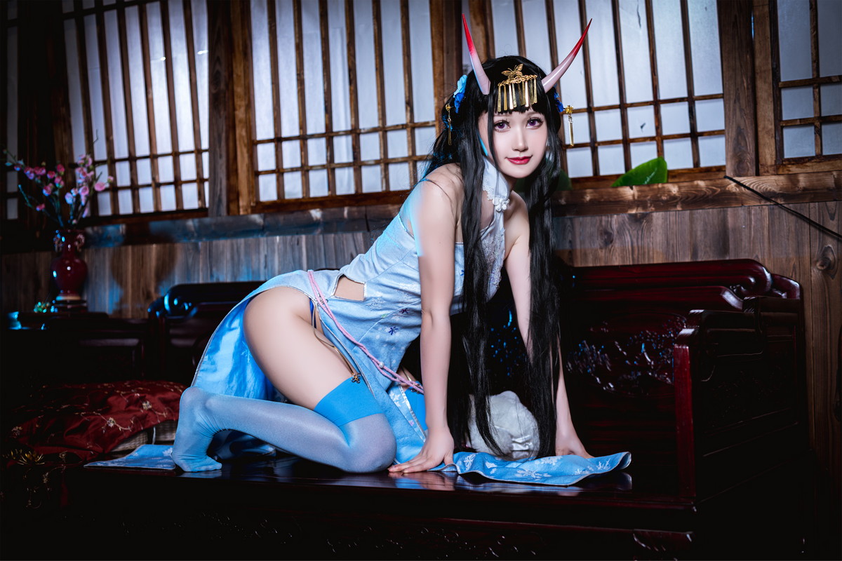 Xgyw.Net_网络美女木之本果花容主题性感蓝色旗袍装 白色情趣内衣秀惹火身材诱惑写真77P