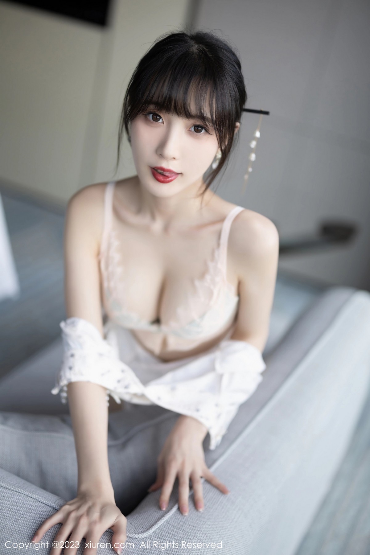 Xgyw.Net_XiuRen第6346期_模特林星阑海南旅拍性感浅色短款旗袍露浅粉色蕾丝内衣迷人写真85P