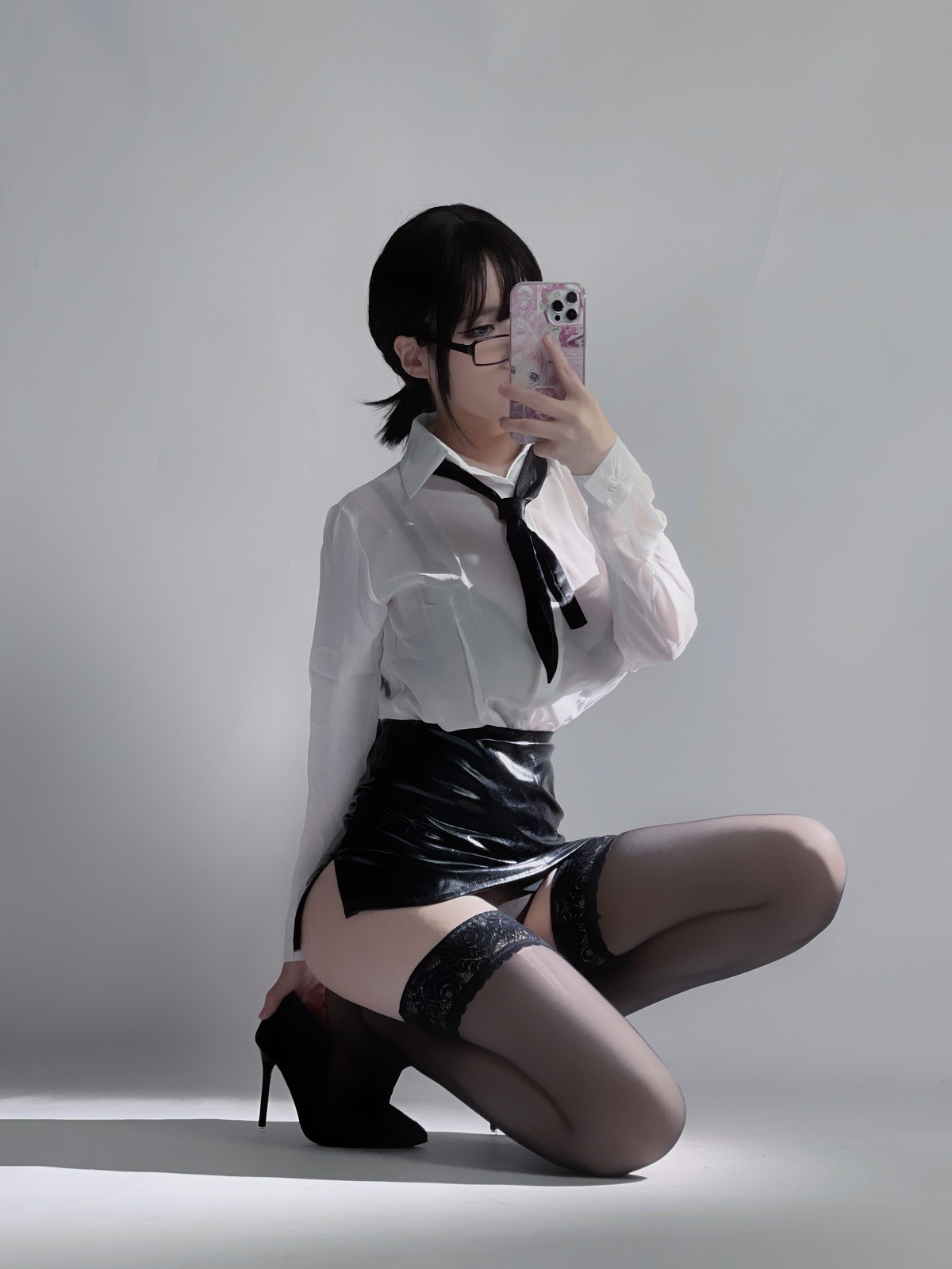 Xgyw.Net_Cos小姐姐幼爱youmeko早安主题性感白T配黑短裙露超薄黑丝秀翘臀诱惑写真28P