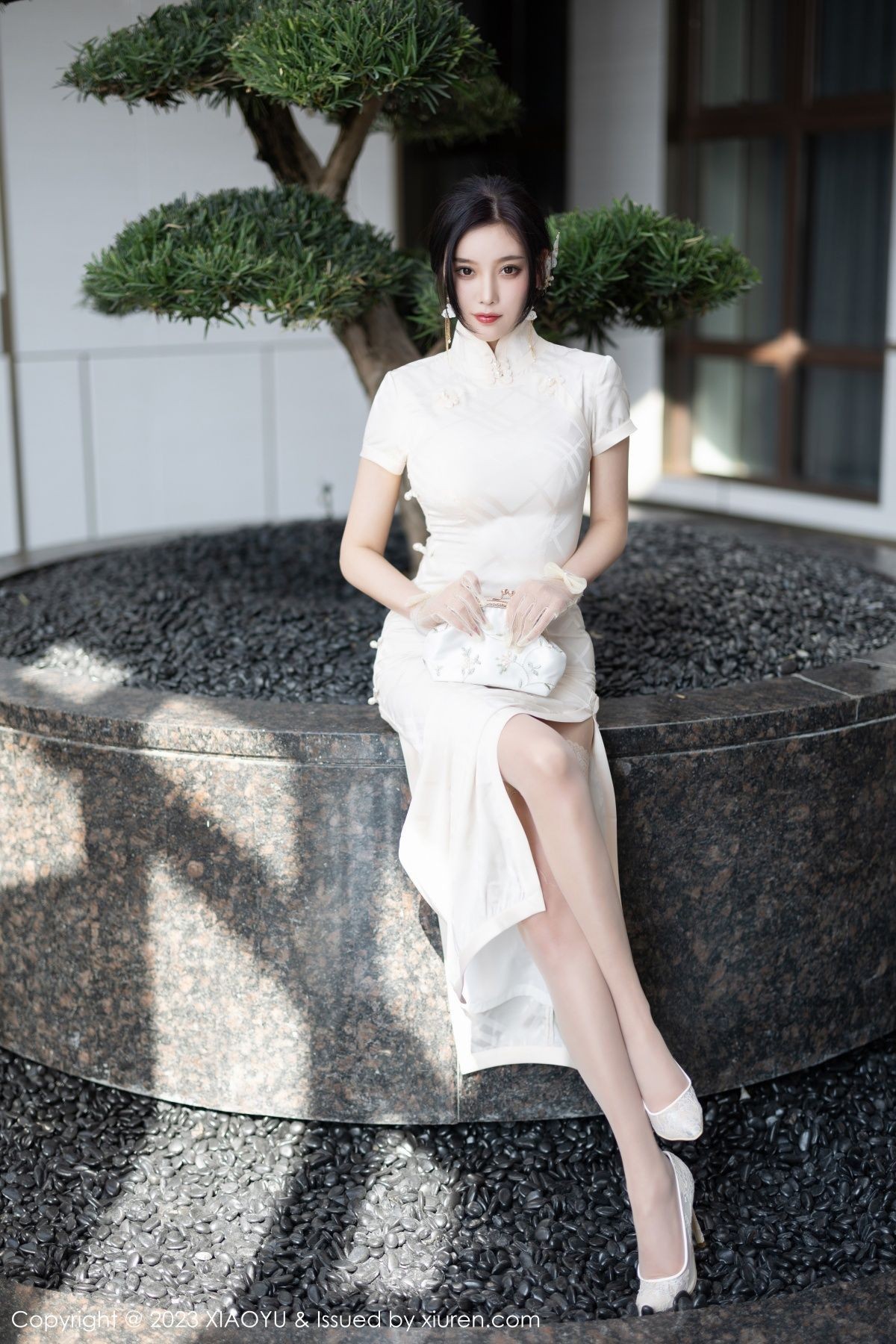 Xgyw.Net_[XiaoYu画语界]Vol.978_女神杨晨晨Yome性感白色典雅旗袍配白丝袜秀丰腴身材诱惑写真85P