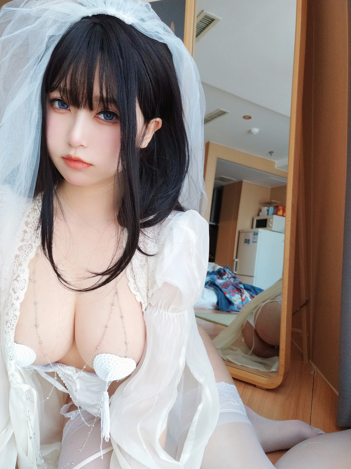 Xgyw.Net_Coser妹子女主K白双子主题性感白色薄纱配蕾丝吊袜露豪乳血滴子遮点诱惑写真75P