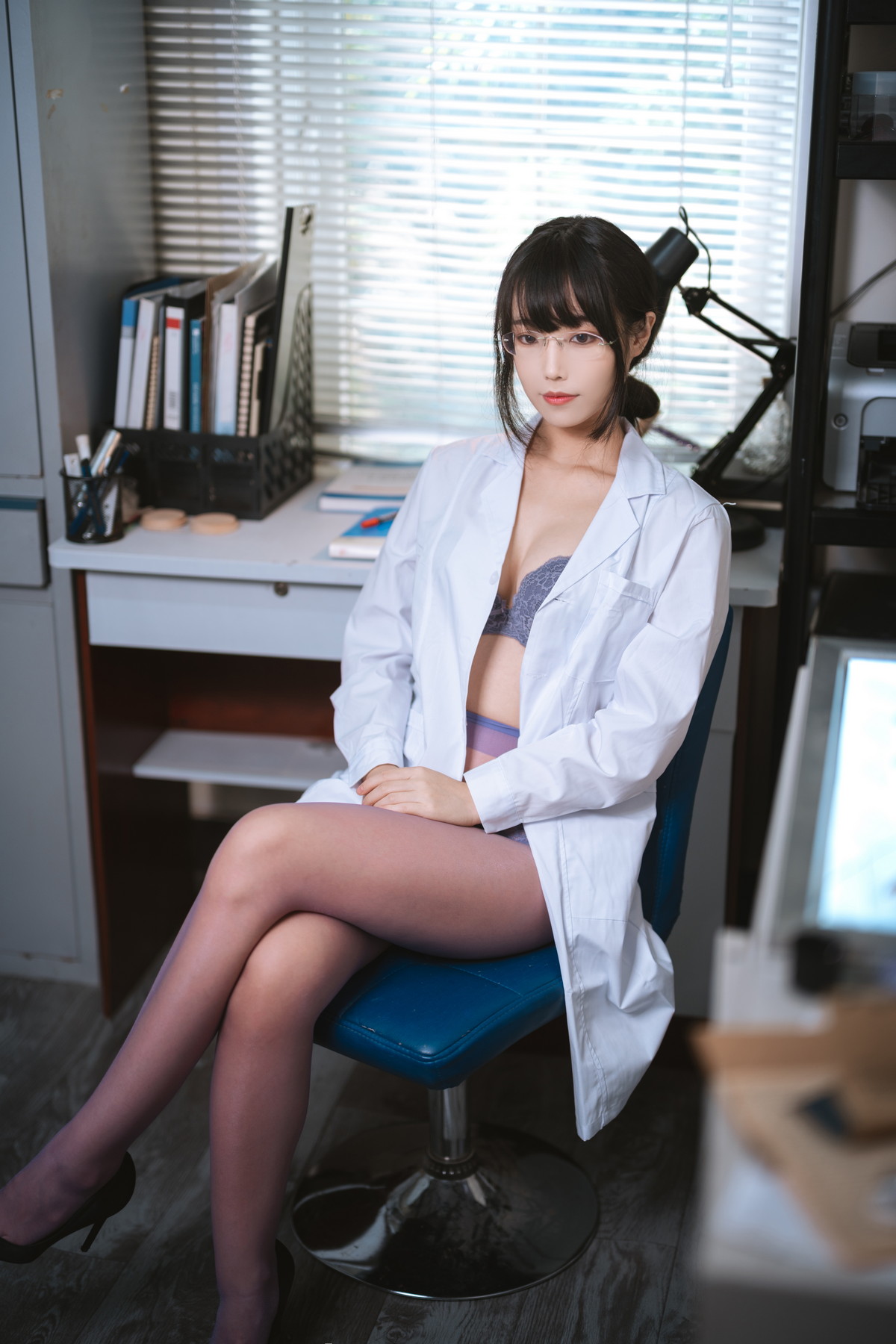Xgyw.Net_网络美女汪知子医生姐姐主题脱白大褂露性感紫色内衣配紫色丝袜迷人诱惑写真34P