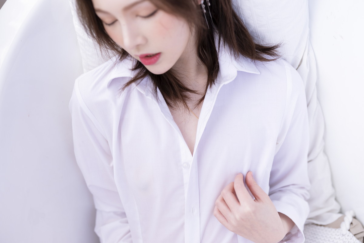 Xgyw.Net_网络美女白露Bululu恋人主题私房床上性感白色蕾丝内衣半脱秀完美身材诱惑写真100P