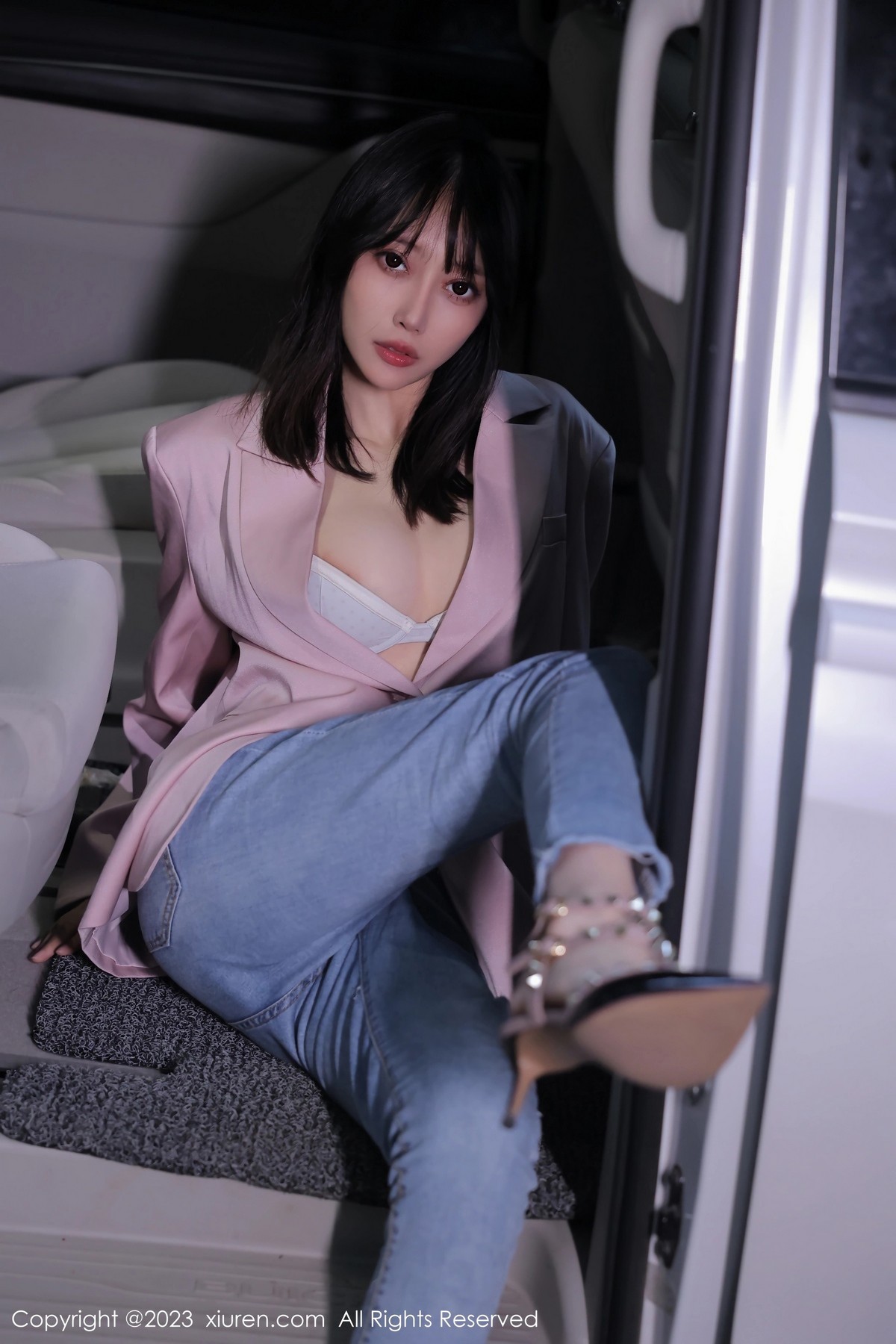 Xgyw.Net_XiuRen第6355期_模特玥儿玥er万宁旅拍粉灰色上衣配牛仔裤露白色内衣诱惑写真55P