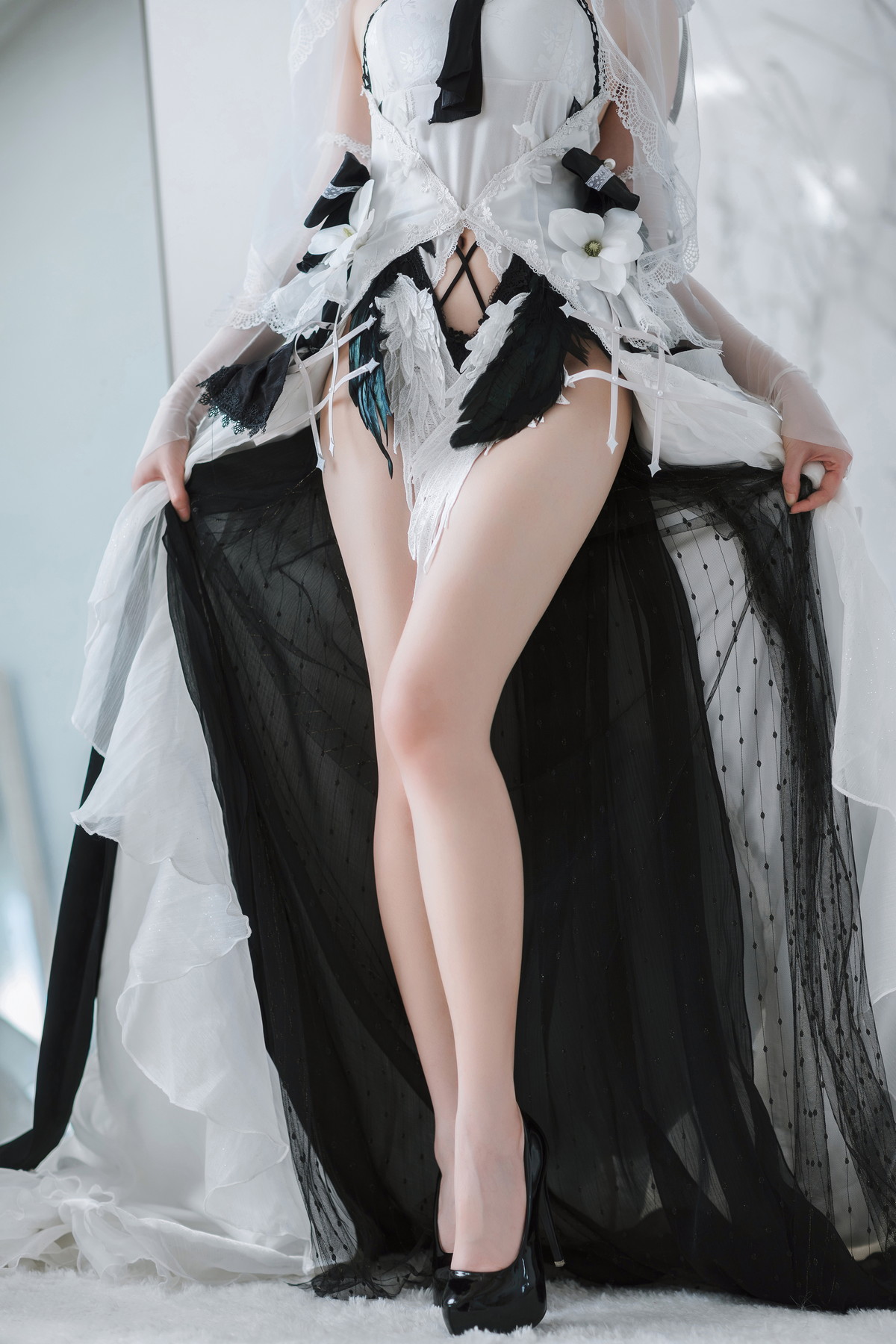 Xgyw.Net_网络美女焖焖碳可畏礼服主题私房性感白色礼服秀白嫩肌肤修长美腿诱惑写真33P