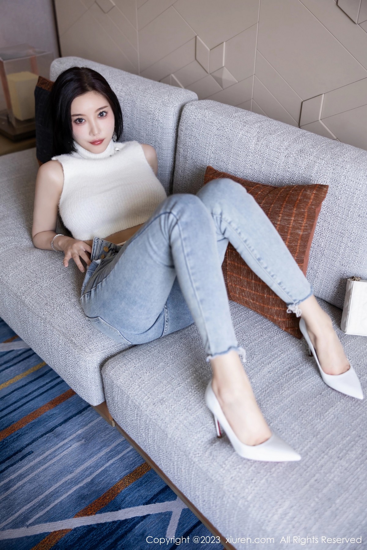 Xgyw.Net_XiuRen第6377期_女神杨晨晨Yome白色短款上衣配牛仔裤秀丰腴身材完美诱惑写真80P