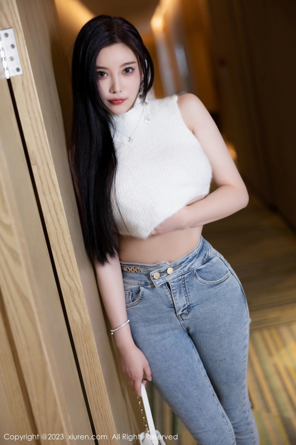 Xgyw.Net_XiuRen第6377期_女神杨晨晨Yome白色短款上衣配牛仔裤秀丰腴身材完美诱惑写真80P