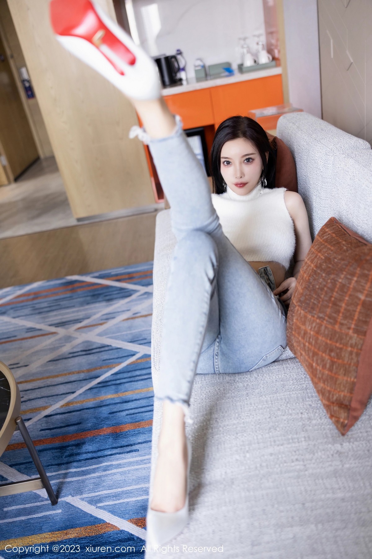 Xgyw.Net_XiuRen第6377期_女神杨晨晨Yome白色短款上衣配牛仔裤秀丰腴身材完美诱惑写真80P