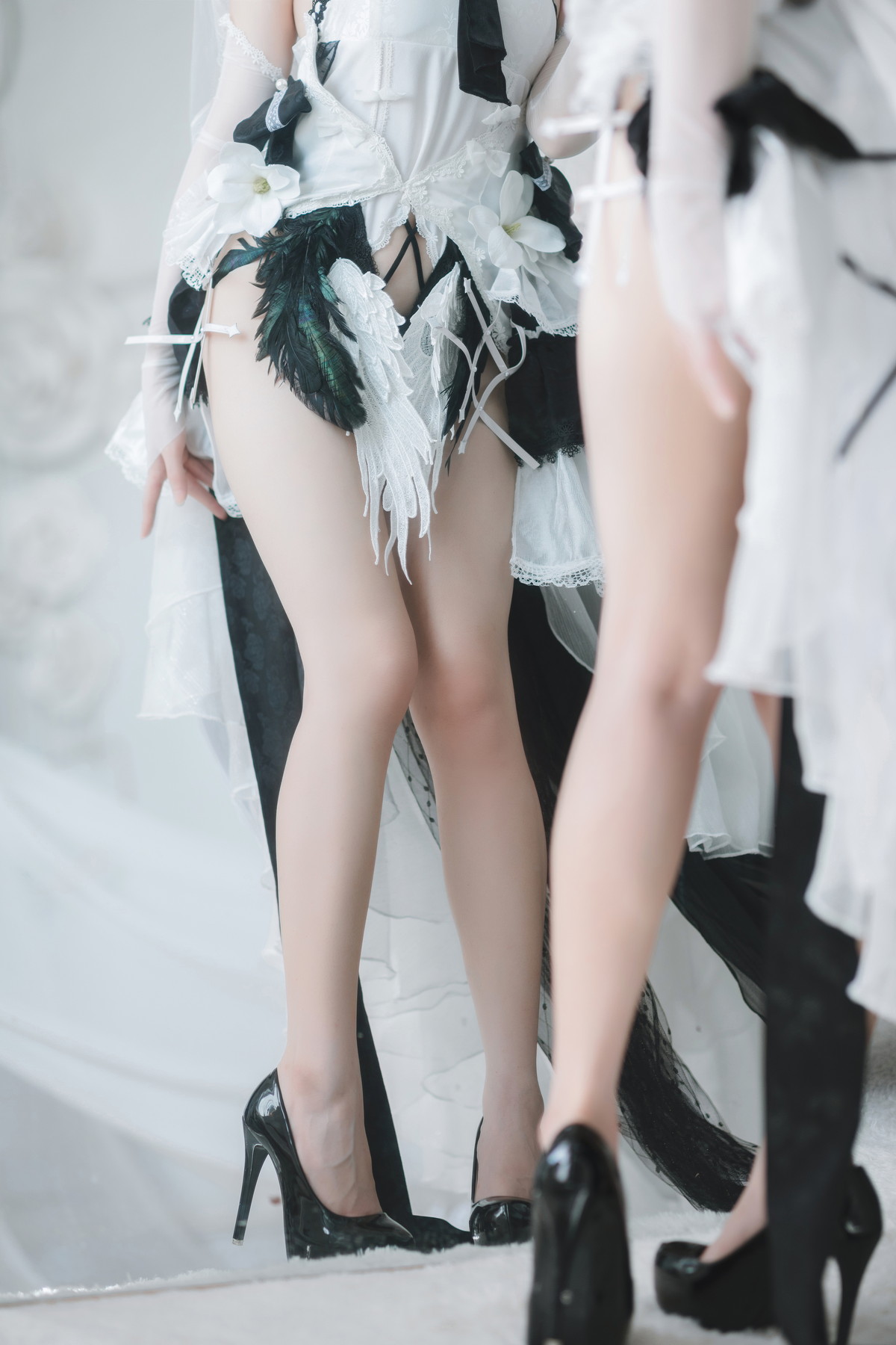 Xgyw.Net_网络美女焖焖碳可畏礼服主题私房性感白色礼服秀白嫩肌肤修长美腿诱惑写真33P