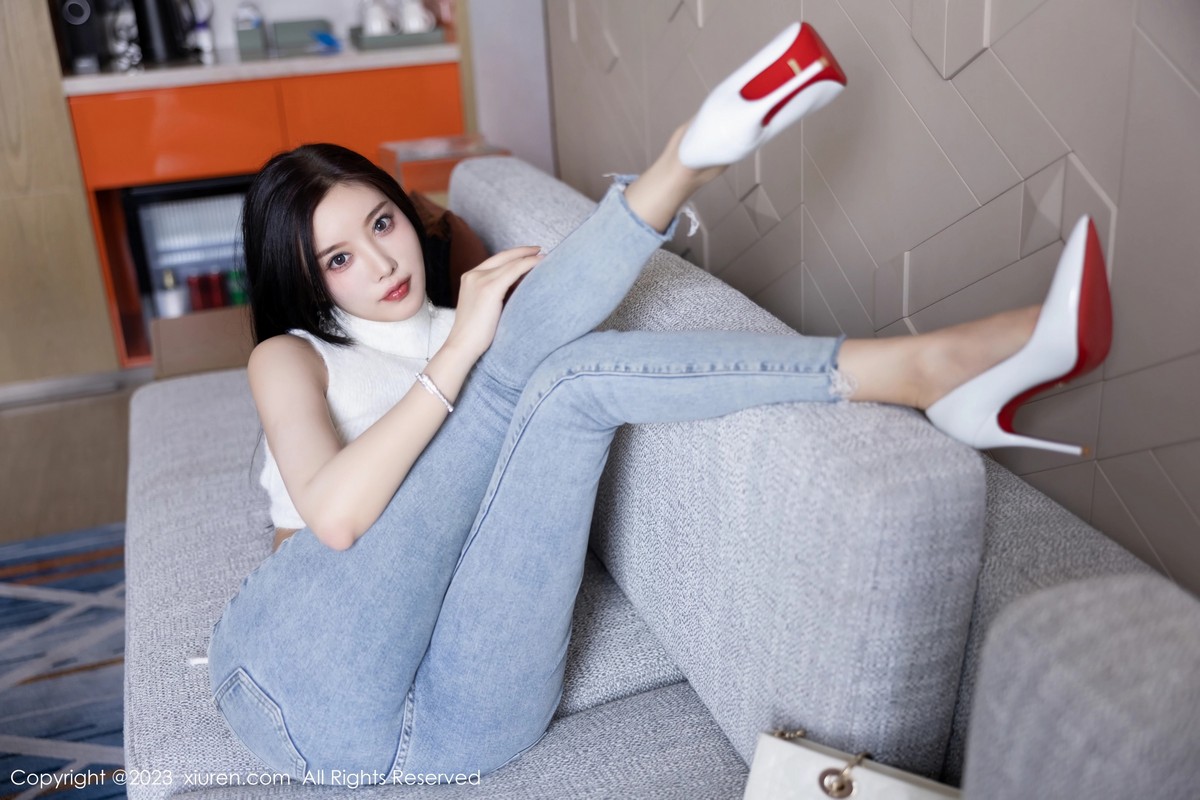 Xgyw.Net_XiuRen第6377期_女神杨晨晨Yome白色短款上衣配牛仔裤秀丰腴身材完美诱惑写真80P