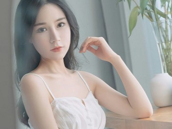 [Ugirls爱极品]No.2534_车模茯苓私人性感白色分体睡衣秀白皙肌肤修长美腿迷人写真35P