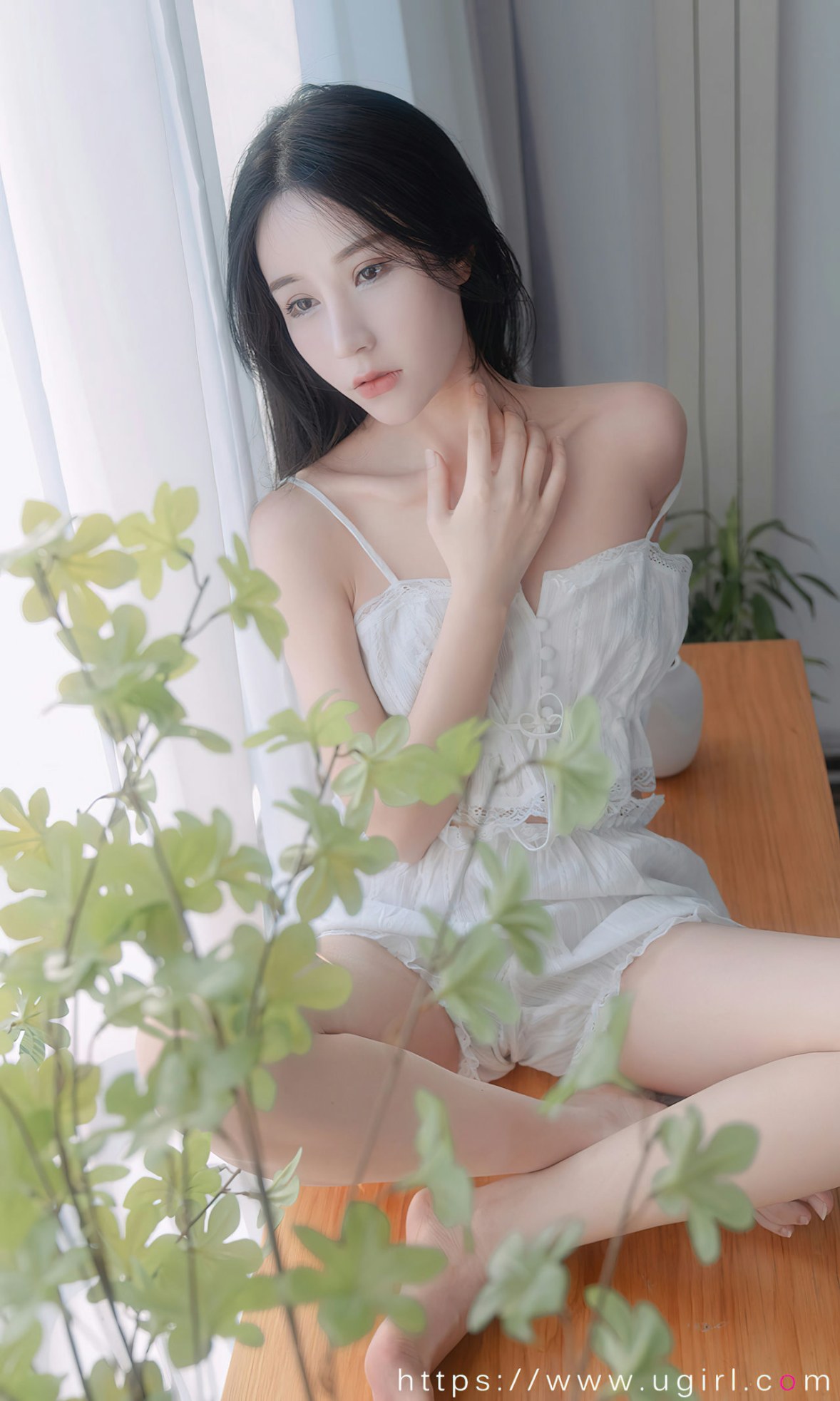 Xgyw.Net_[Ugirls爱尤物]No.2534_模特茯苓私房性感白色分体睡衣秀白嫩肌肤修长美腿迷人写真35P