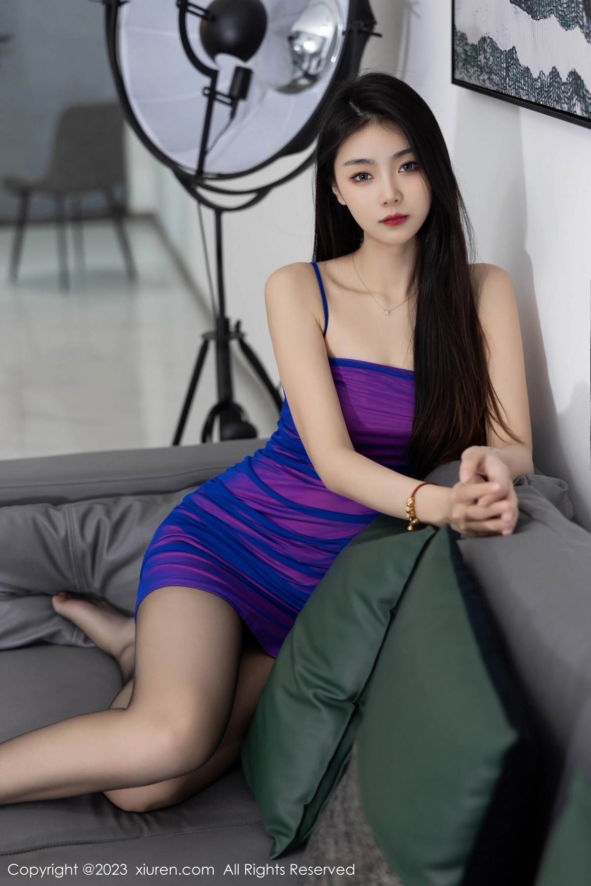Xgyw.Net_XiuRen第6374期_模特可乐Vicky性感蓝紫色吊带短裙配超薄黑丝秀美腿诱惑写真60P