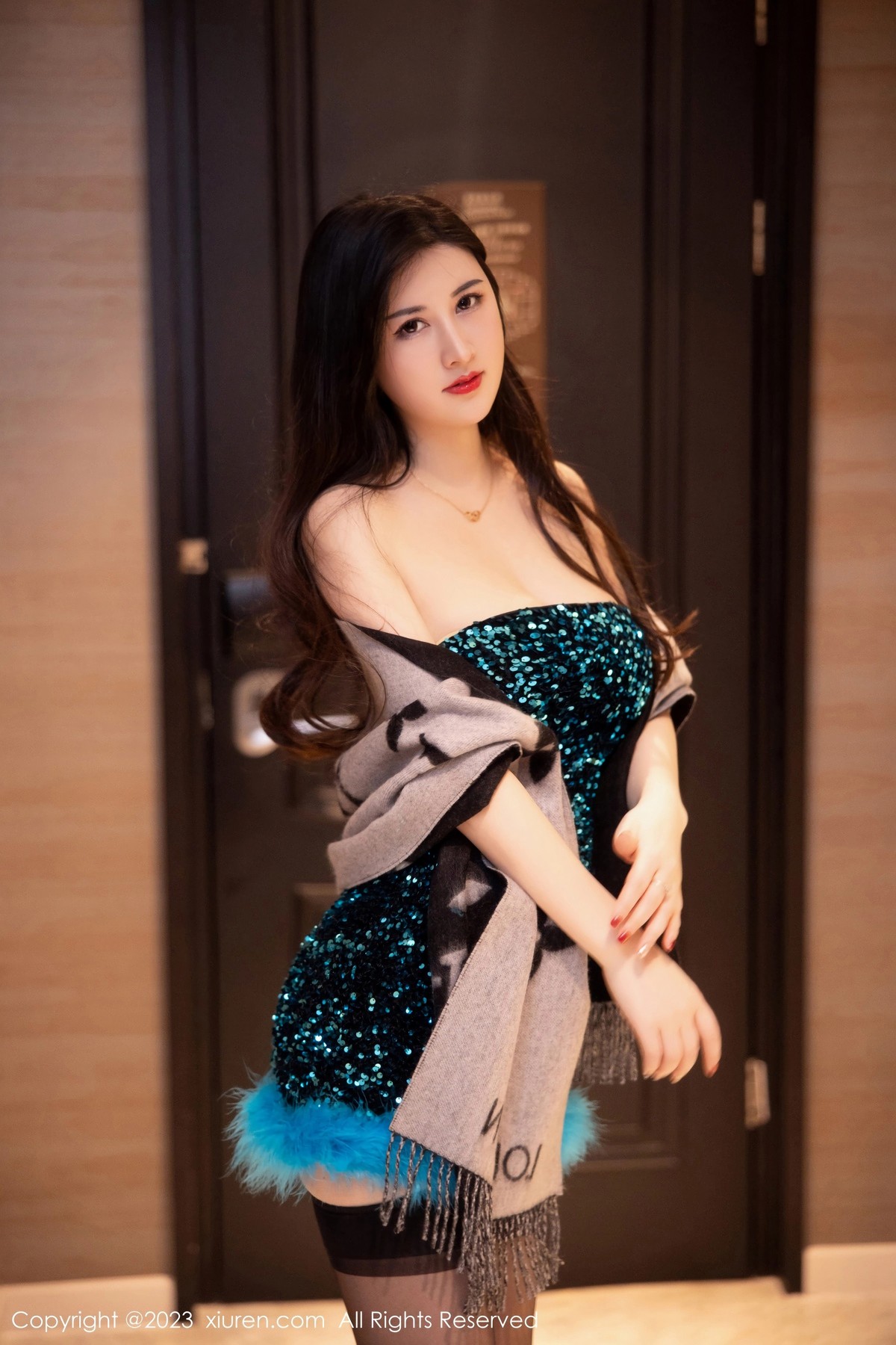 Xgyw.Net_XiuRen第6384期_模特诗诗kiki性感蓝黑露肩连衣短裙露黑色蕾丝内衣惹火诱惑写真86P