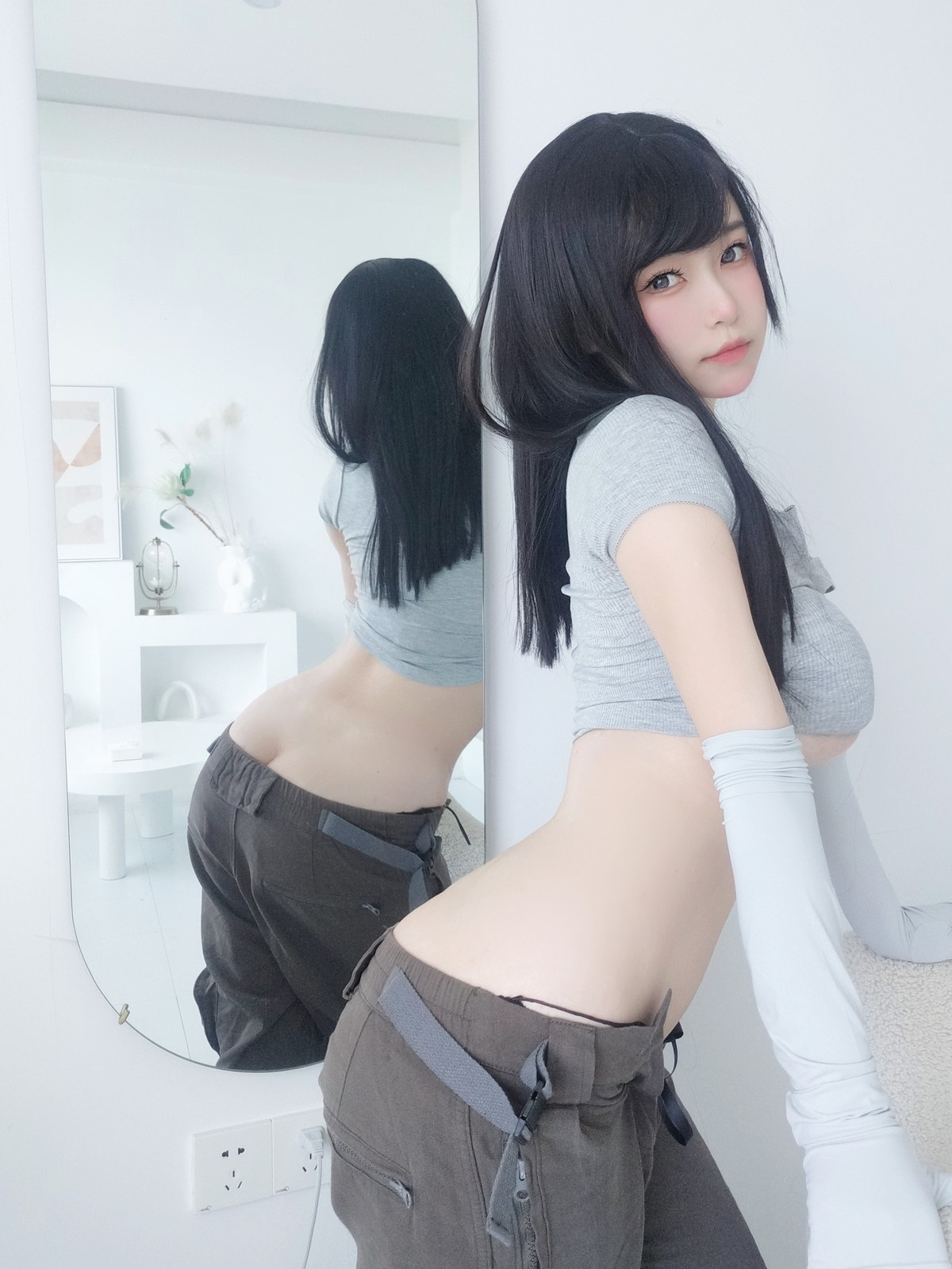 Xgyw.Net_Coser妹子女主K喜欢这样的K吗主题灰色半截上衣配宽松短裤秀完美身材诱惑写真46P