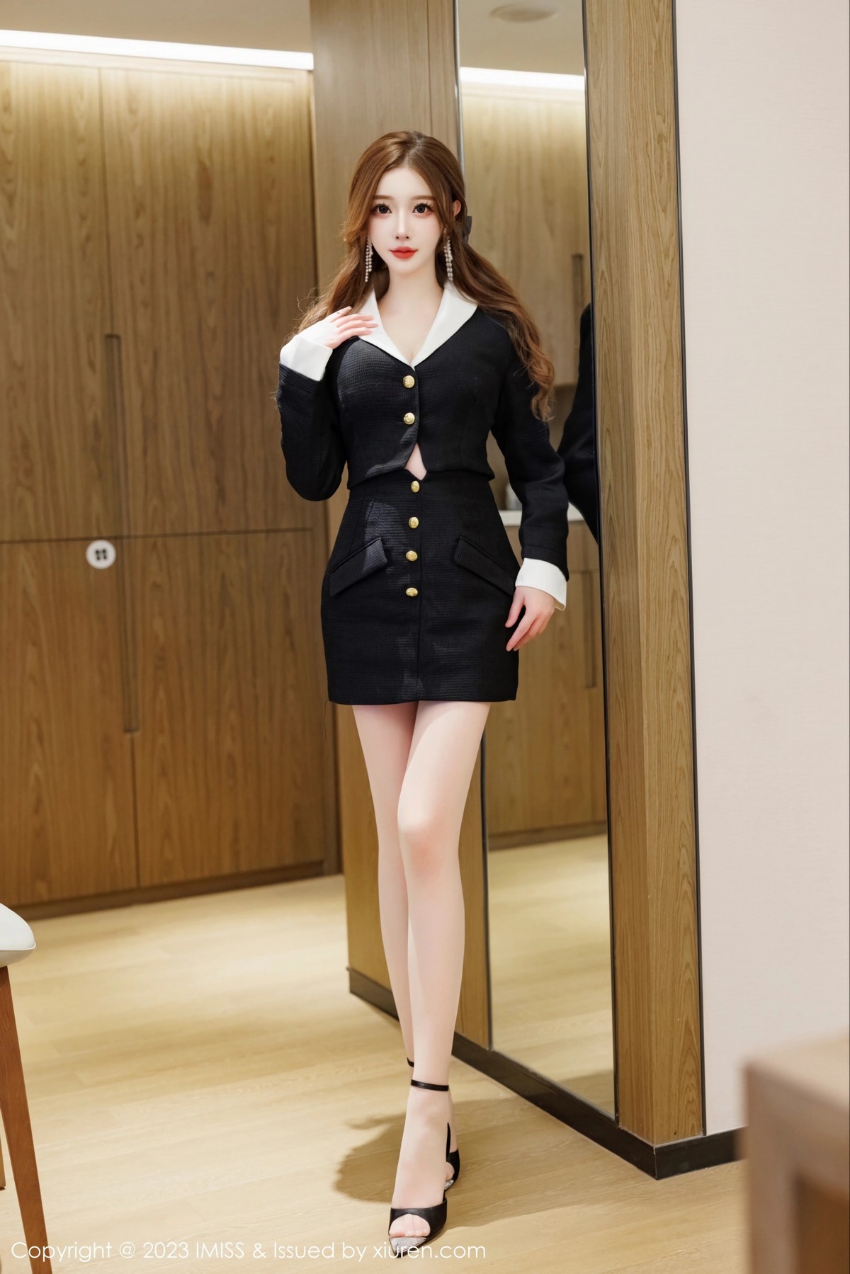 Xgyw.Net_[IMISS爱蜜社]Vol.721_模特LindaLinda性感深蓝制服半脱露红色内衣秀丰满身材诱惑写真41P