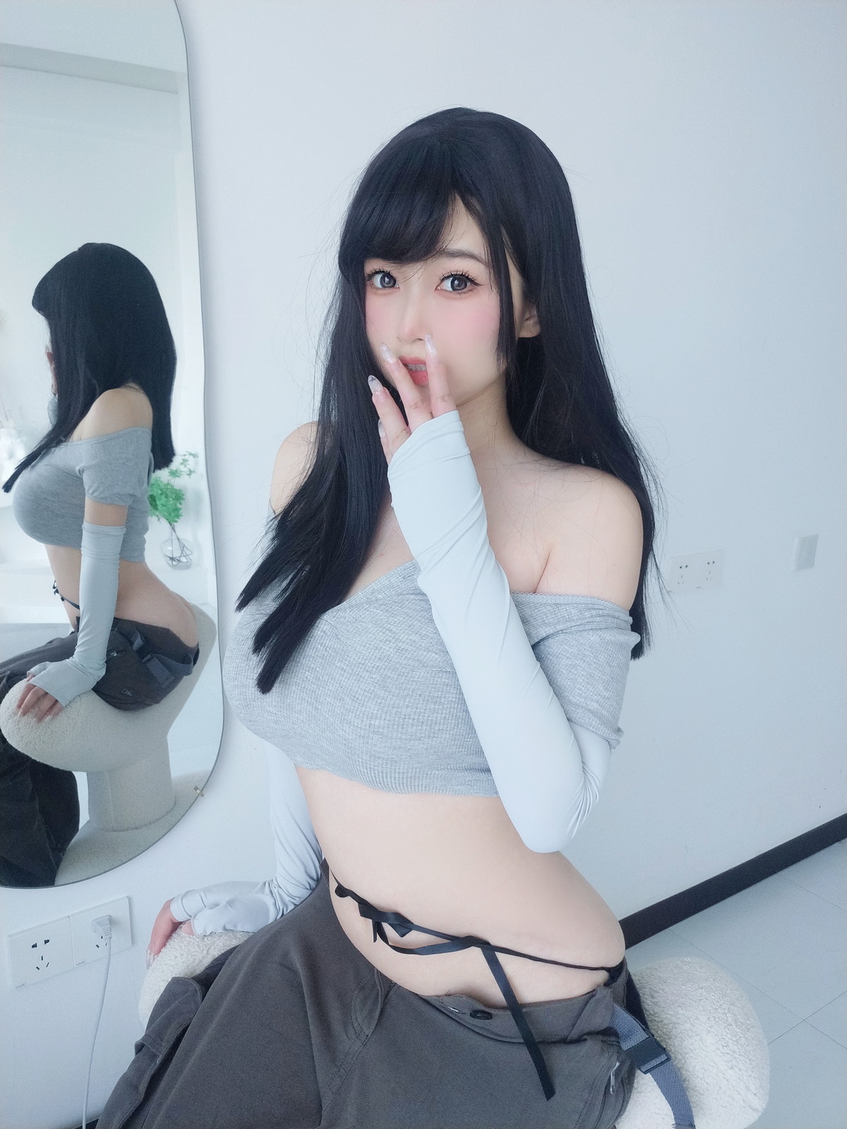 Xgyw.Net_Coser妹子女主K喜欢这样的K吗主题灰色半截上衣配宽松短裤秀完美身材诱惑写真46P