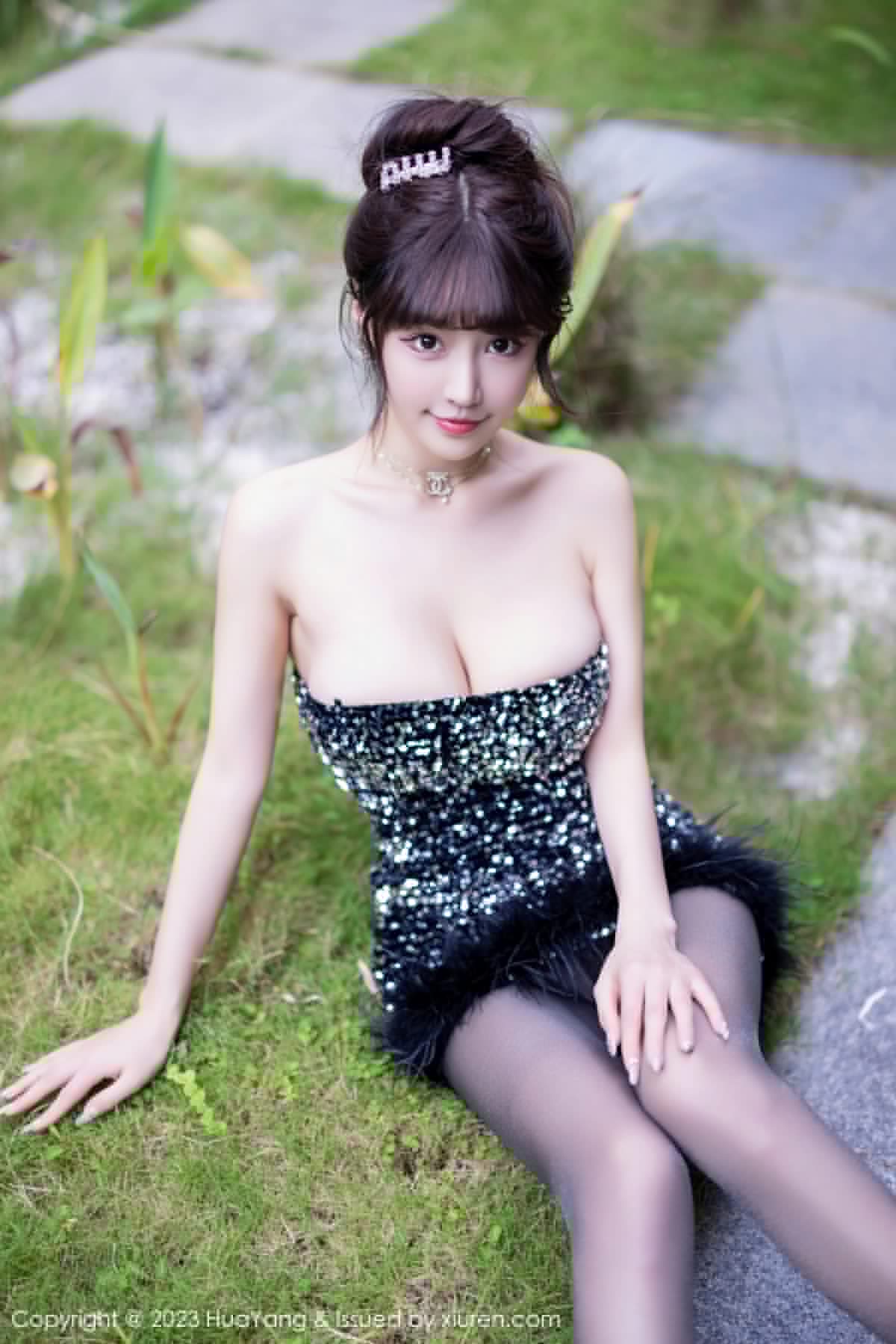 Xgyw.Net_[HuaYang花漾]Vol.528_女神朱可儿Flora三亚旅拍深色露肩连衣短裙配超薄黑丝诱惑写真61P