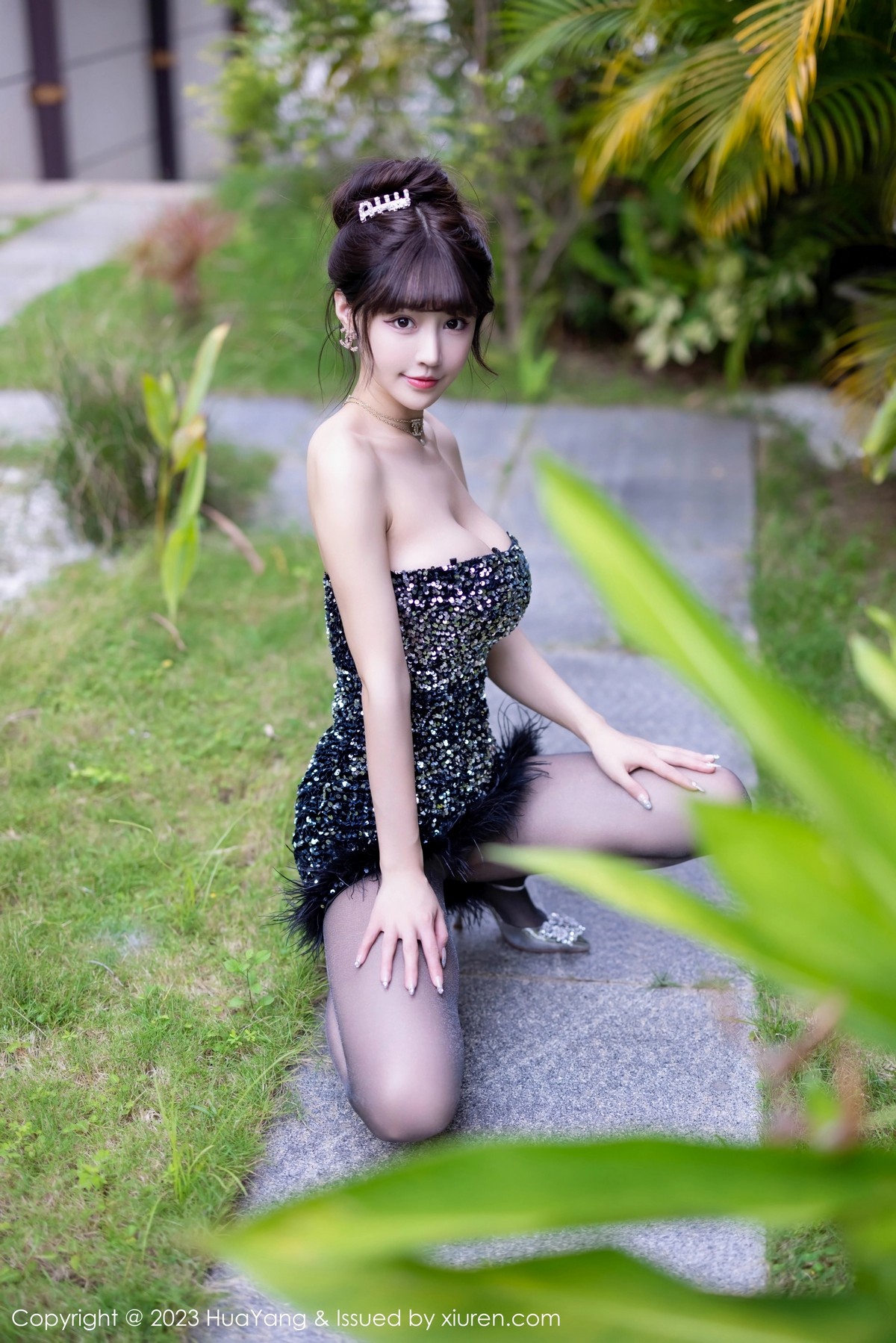 Xgyw.Net_[HuaYang花漾]Vol.528_女神朱可儿Flora三亚旅拍深色露肩连衣短裙配超薄黑丝诱惑写真61P