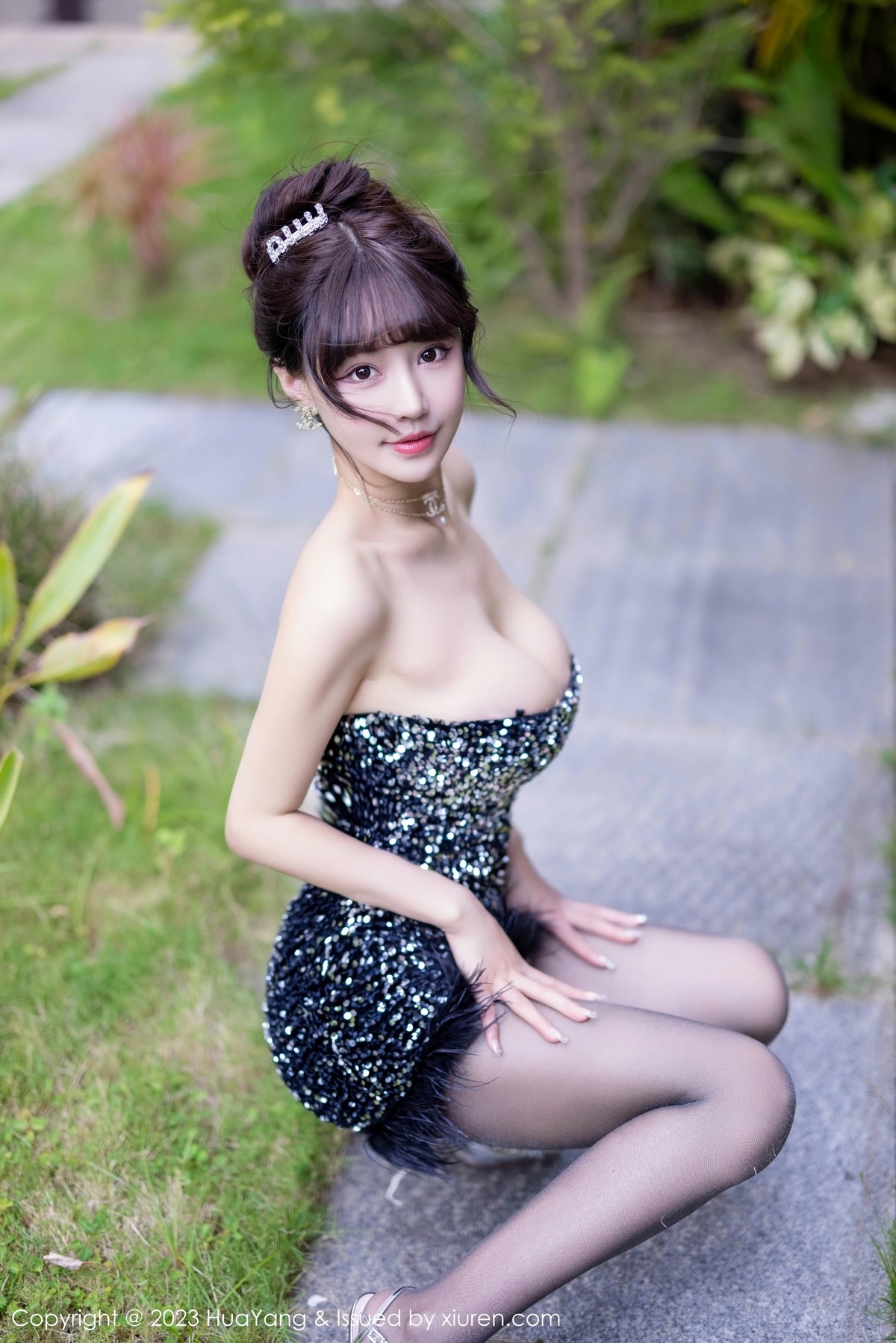 Xgyw.Net_[HuaYang花漾]Vol.528_女神朱可儿Flora三亚旅拍深色露肩连衣短裙配超薄黑丝诱惑写真61P