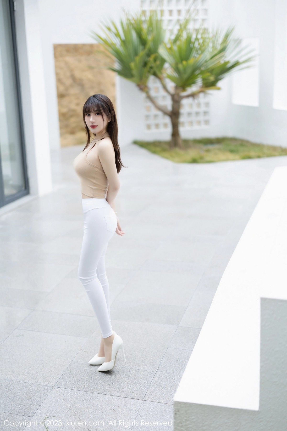 Xgyw.Net_XiuRen第6388期_模特张欣欣海南岛旅拍脱白色长裤露超薄无内肉丝撩人诱惑写真80P