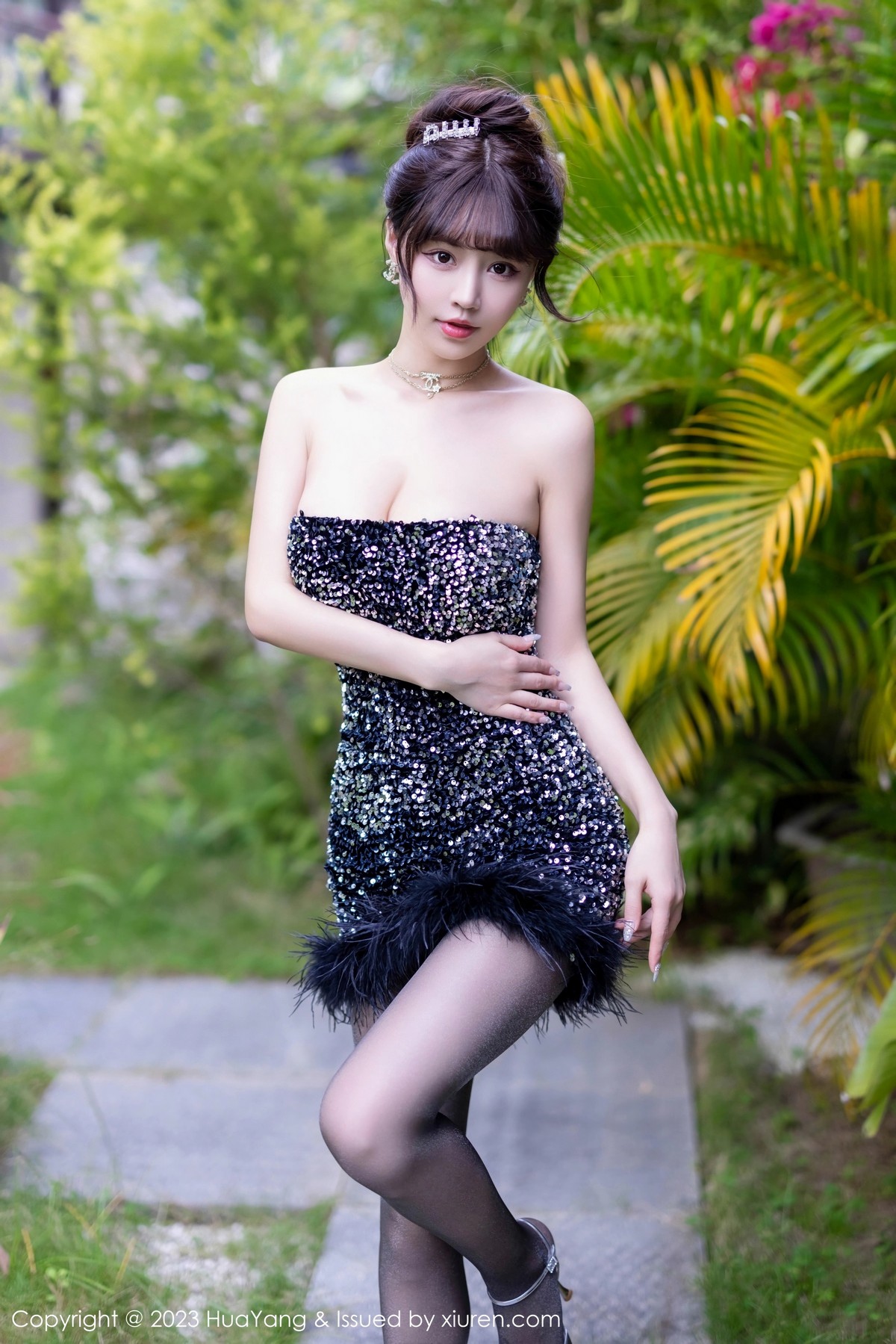 Xgyw.Net_[HuaYang花漾]Vol.528_女神朱可儿Flora三亚旅拍深色露肩连衣短裙配超薄黑丝诱惑写真61P