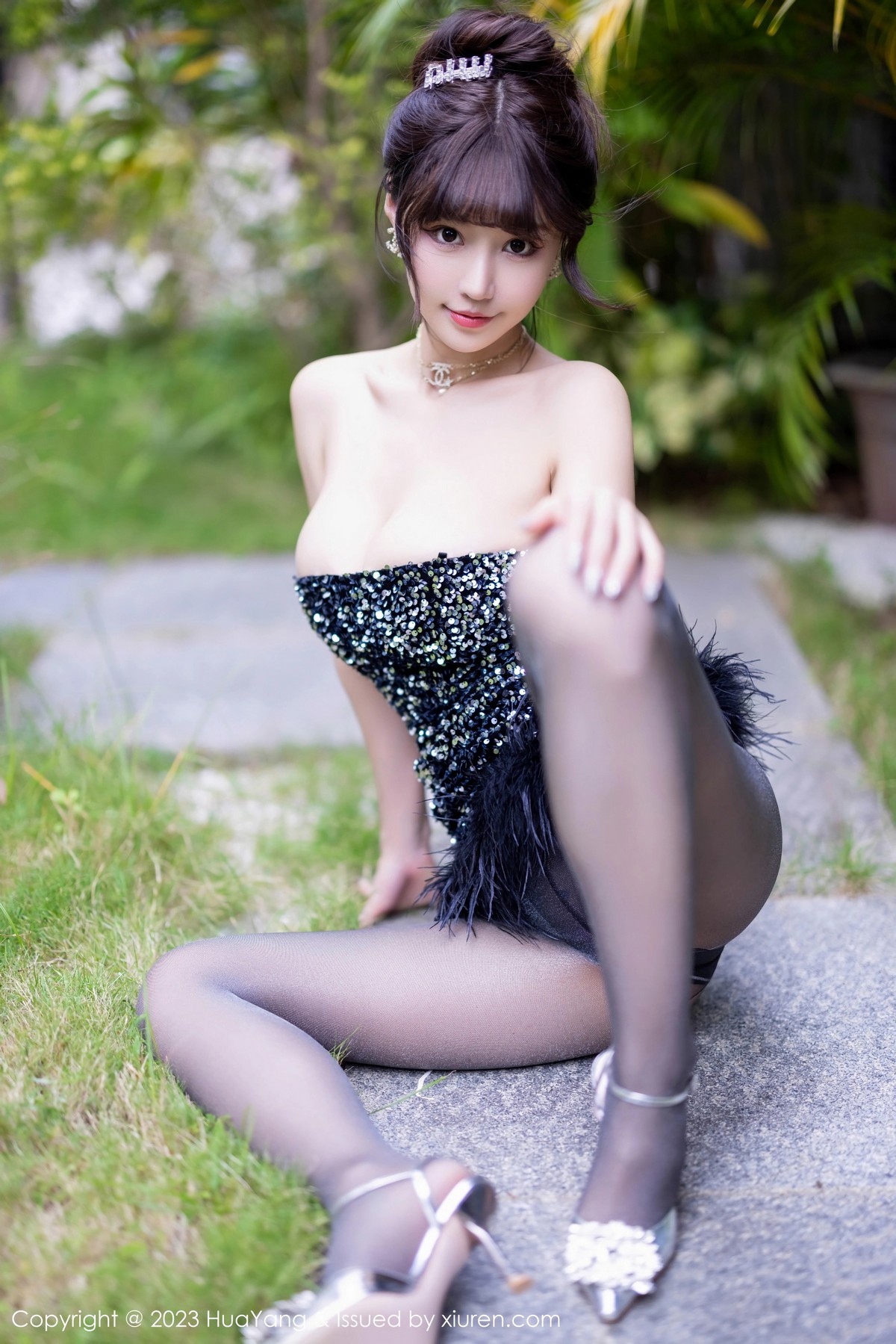 Xgyw.Net_[HuaYang花漾]Vol.528_女神朱可儿Flora三亚旅拍深色露肩连衣短裙配超薄黑丝诱惑写真61P