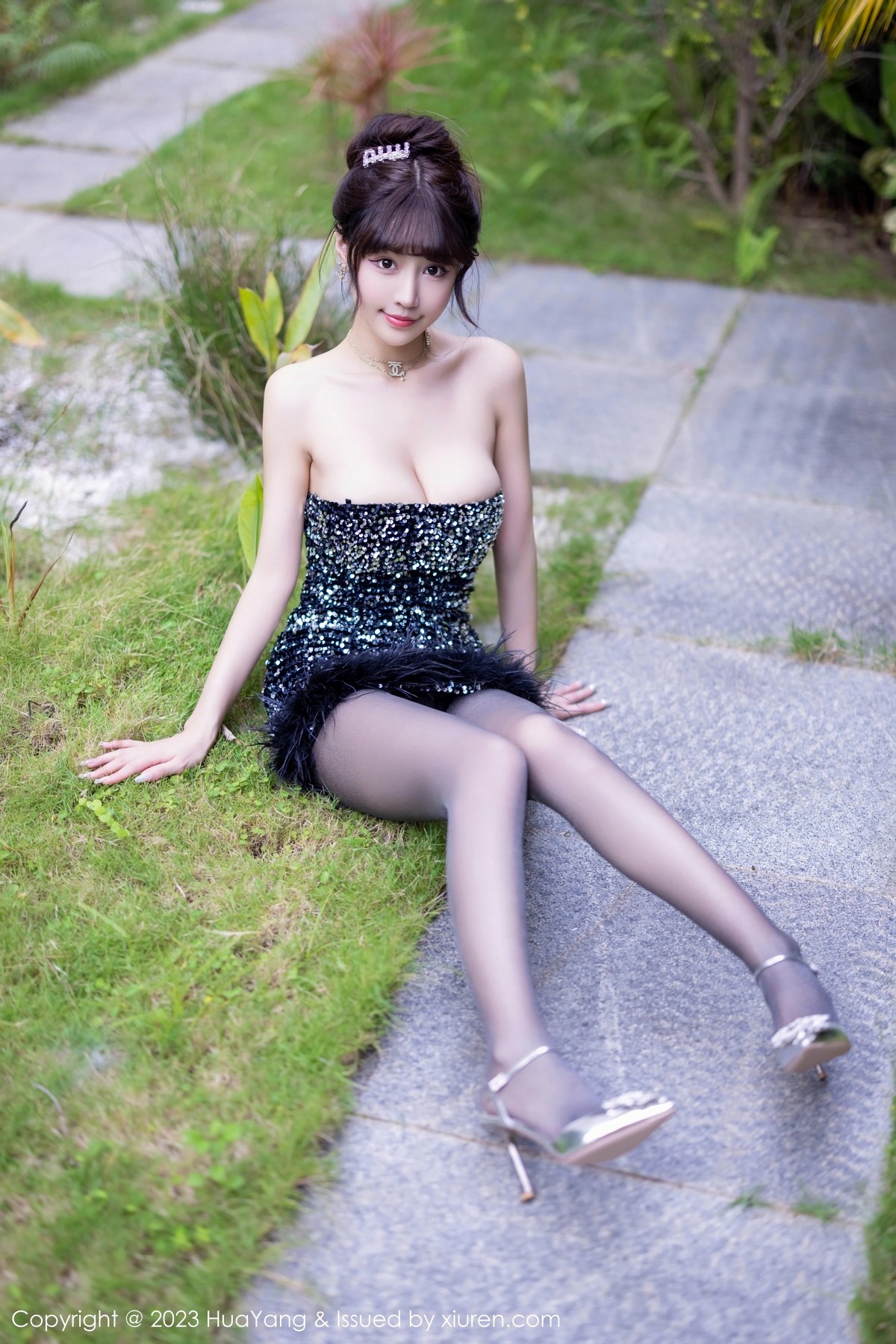 Xgyw.Net_[HuaYang花漾]Vol.528_女神朱可儿Flora三亚旅拍深色露肩连衣短裙配超薄黑丝诱惑写真61P