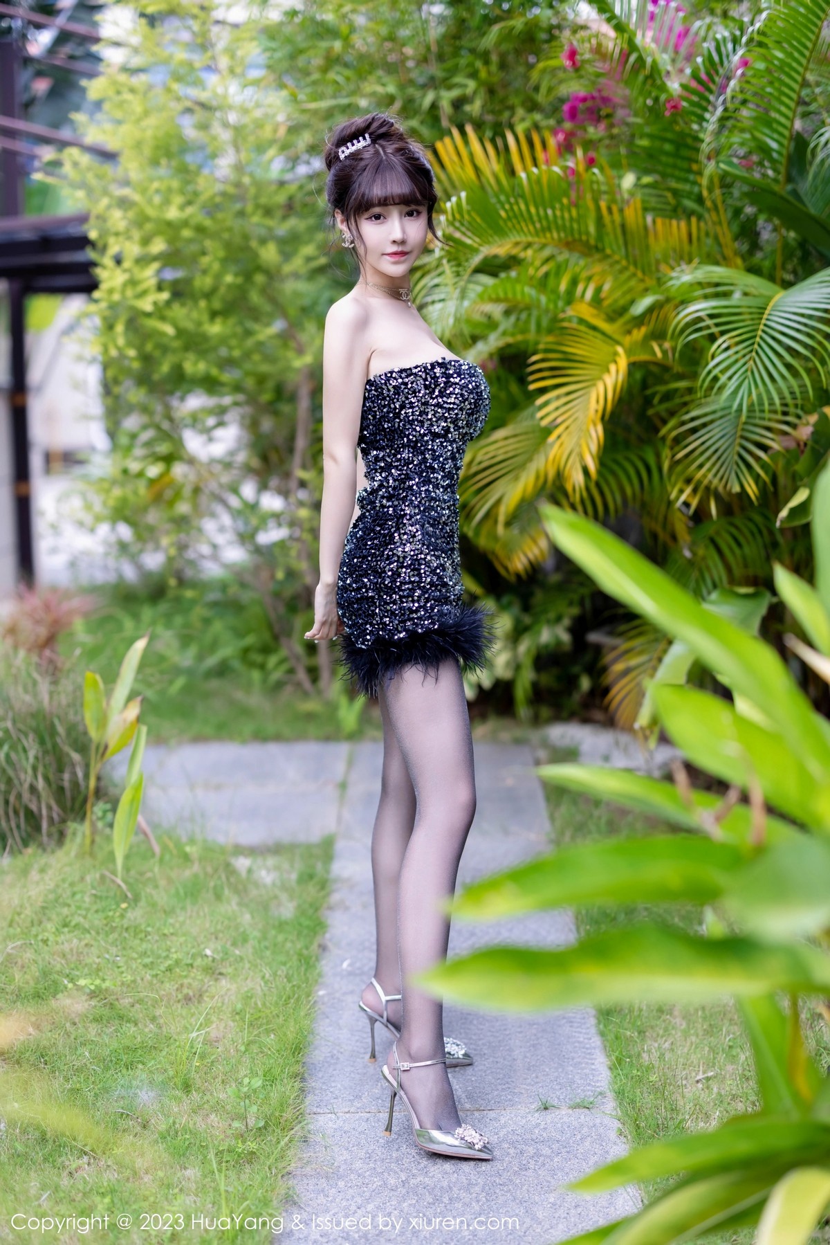 Xgyw.Net_[HuaYang花漾]Vol.528_女神朱可儿Flora三亚旅拍深色露肩连衣短裙配超薄黑丝诱惑写真61P