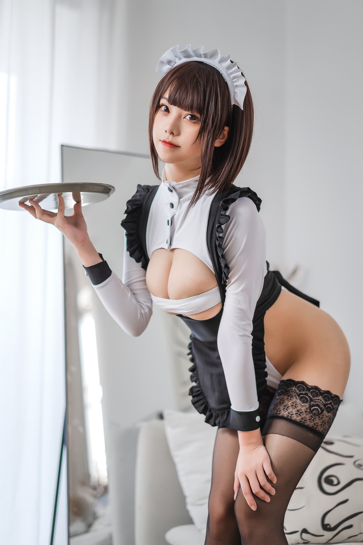 Xgyw.Net_萌系小姐姐蜜汁猫裘高叉女仆主题私房性感露胸女仆装配黑色蕾丝袜完美诱惑写真50P