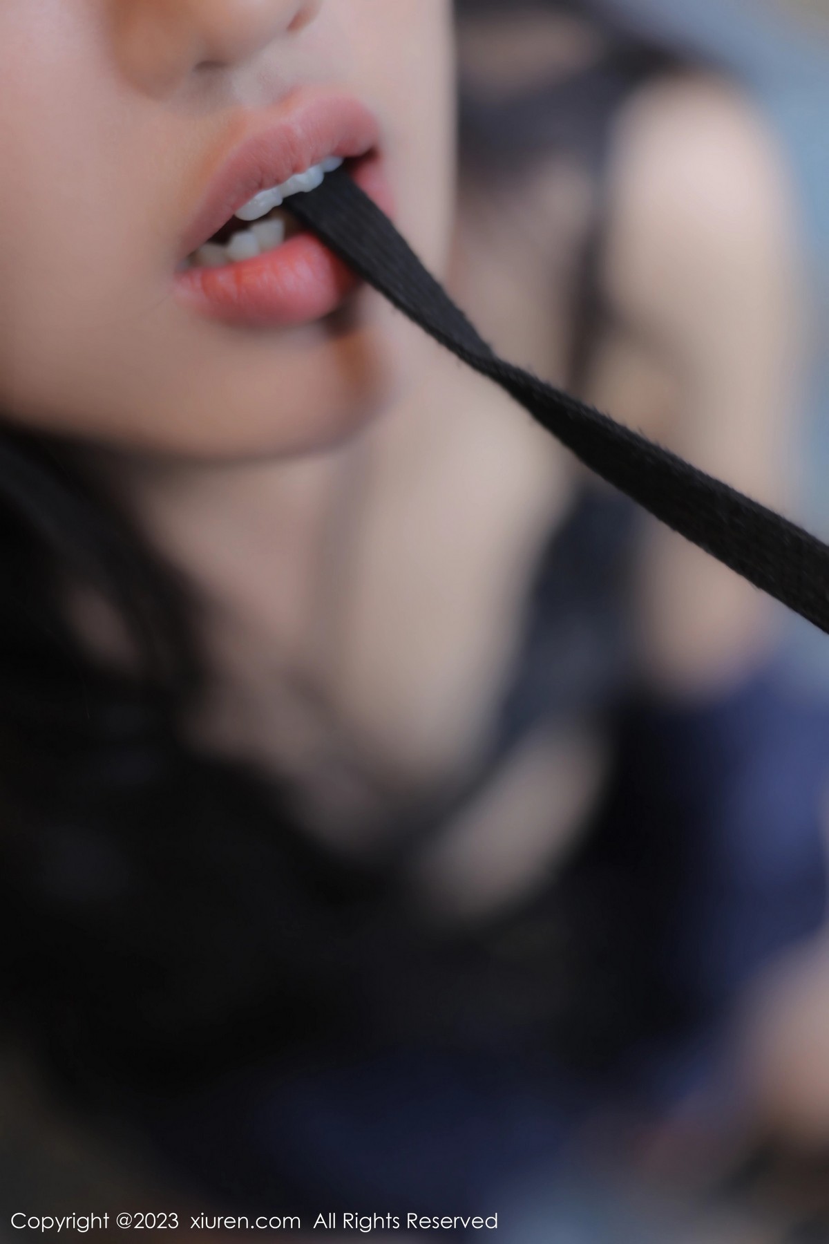 Xgyw.Net_XiuRen第6391期_模特浅浅Danny半脱深蓝色条纹T恤露黑色蕾丝内衣完美诱惑写真80P