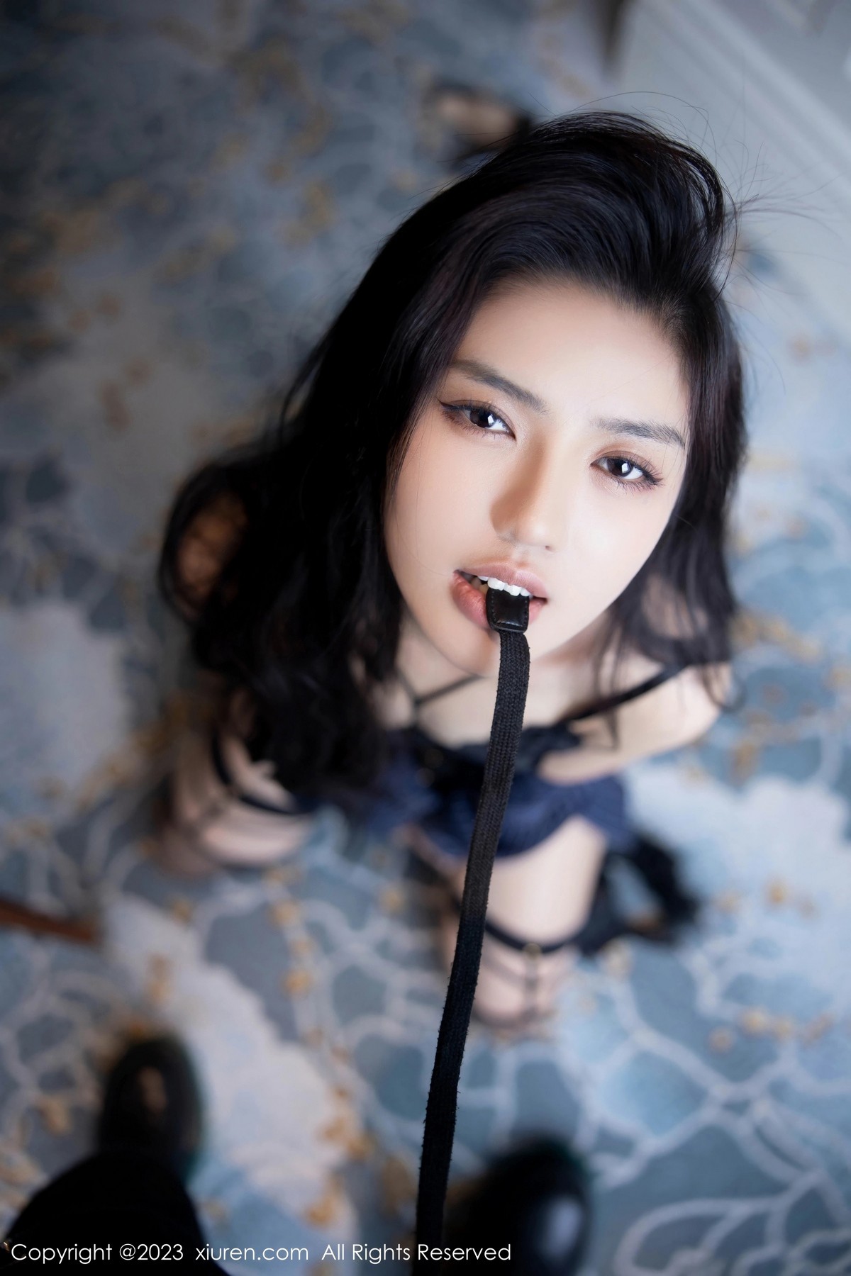 Xgyw.Net_XiuRen第6391期_模特浅浅Danny半脱深蓝色条纹T恤露黑色蕾丝内衣完美诱惑写真80P