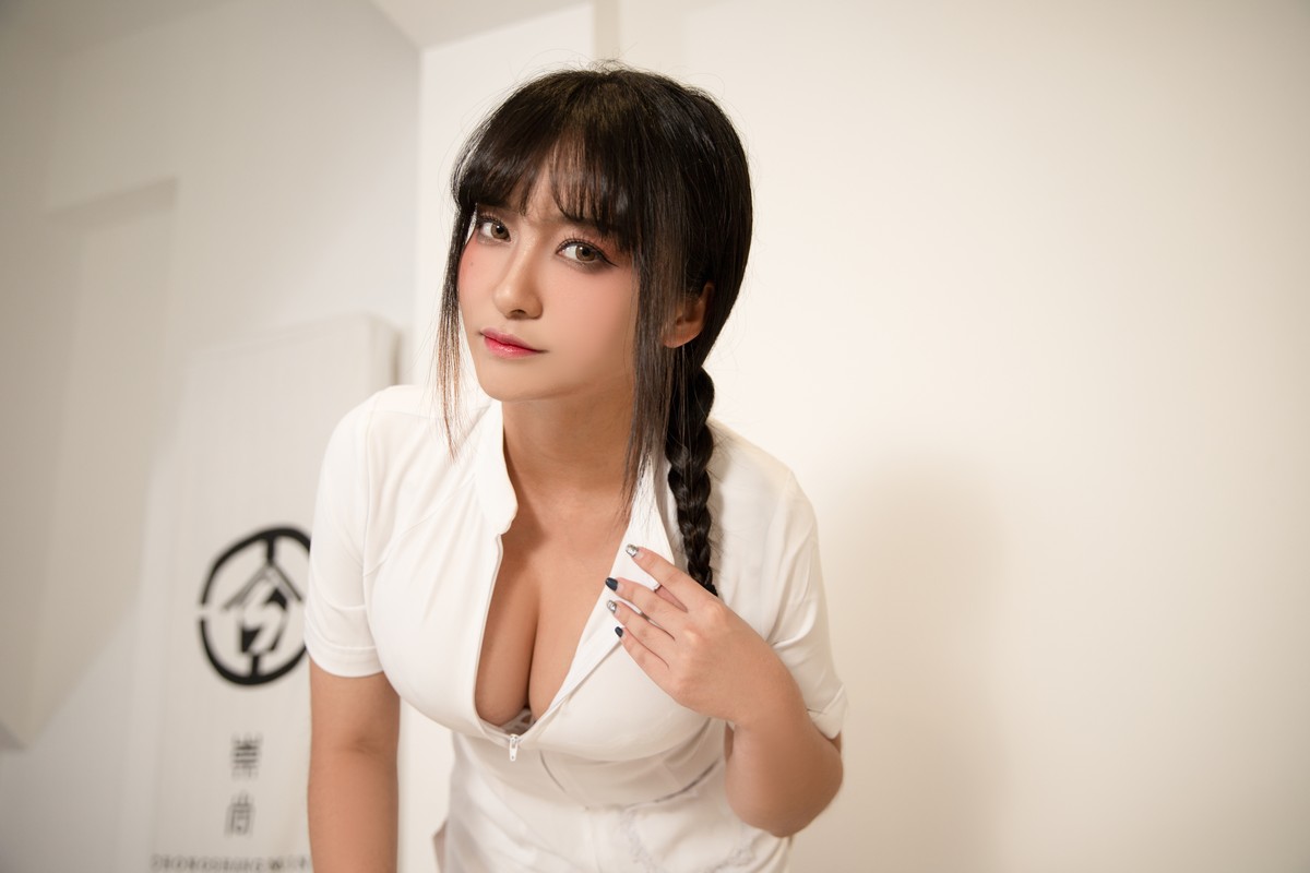 Xgyw.Net_动漫博主洛璃LoLiSAMA小护士主题私房脱白色护士服露傲人豪乳遮点极致诱惑写真135P