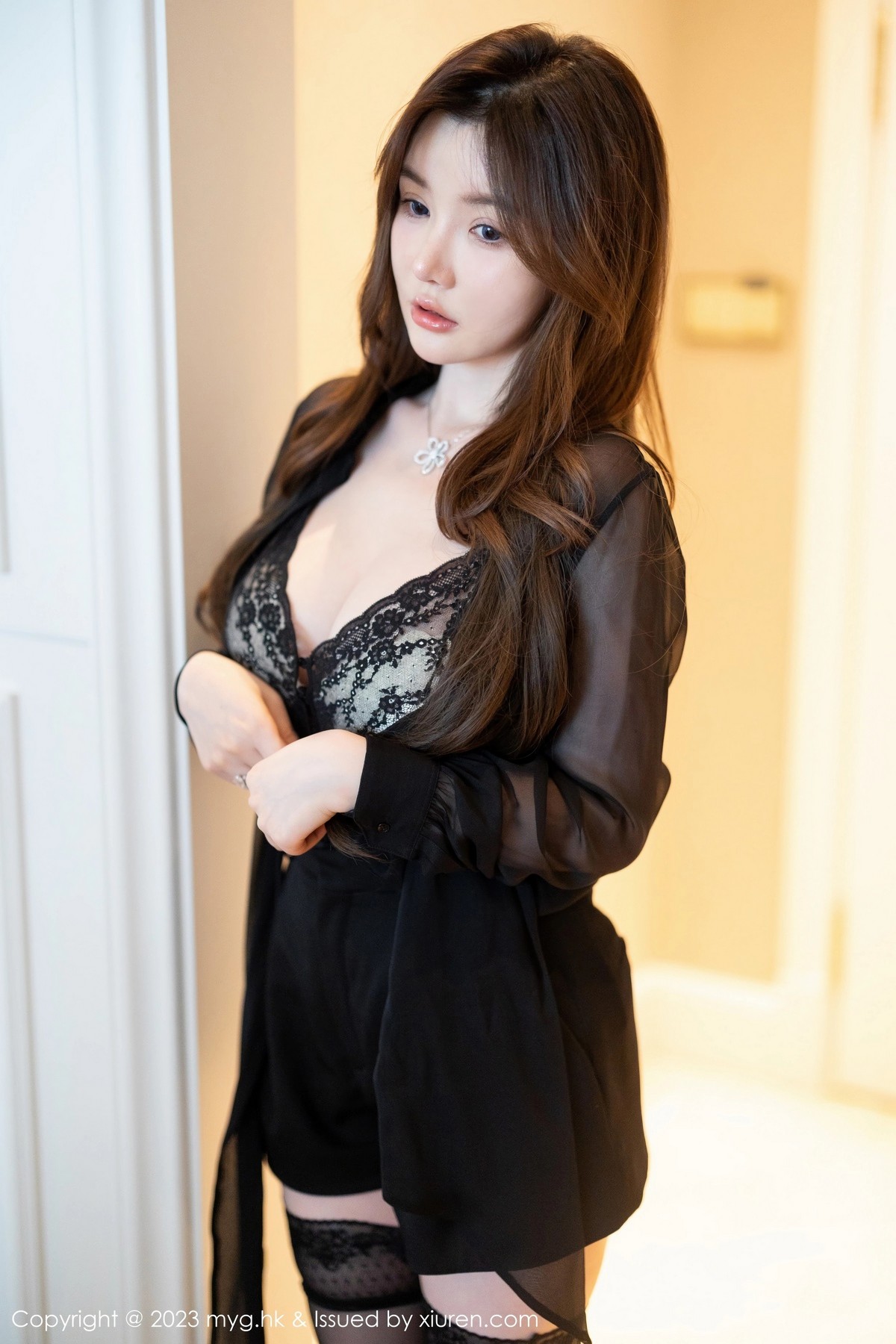 Xgyw.Net_[MyGirl美媛馆]Vol.649_模特糯美子MINIbabe性感黑色蕾丝内衣配黑色蕾丝吊袜魅惑写真62P