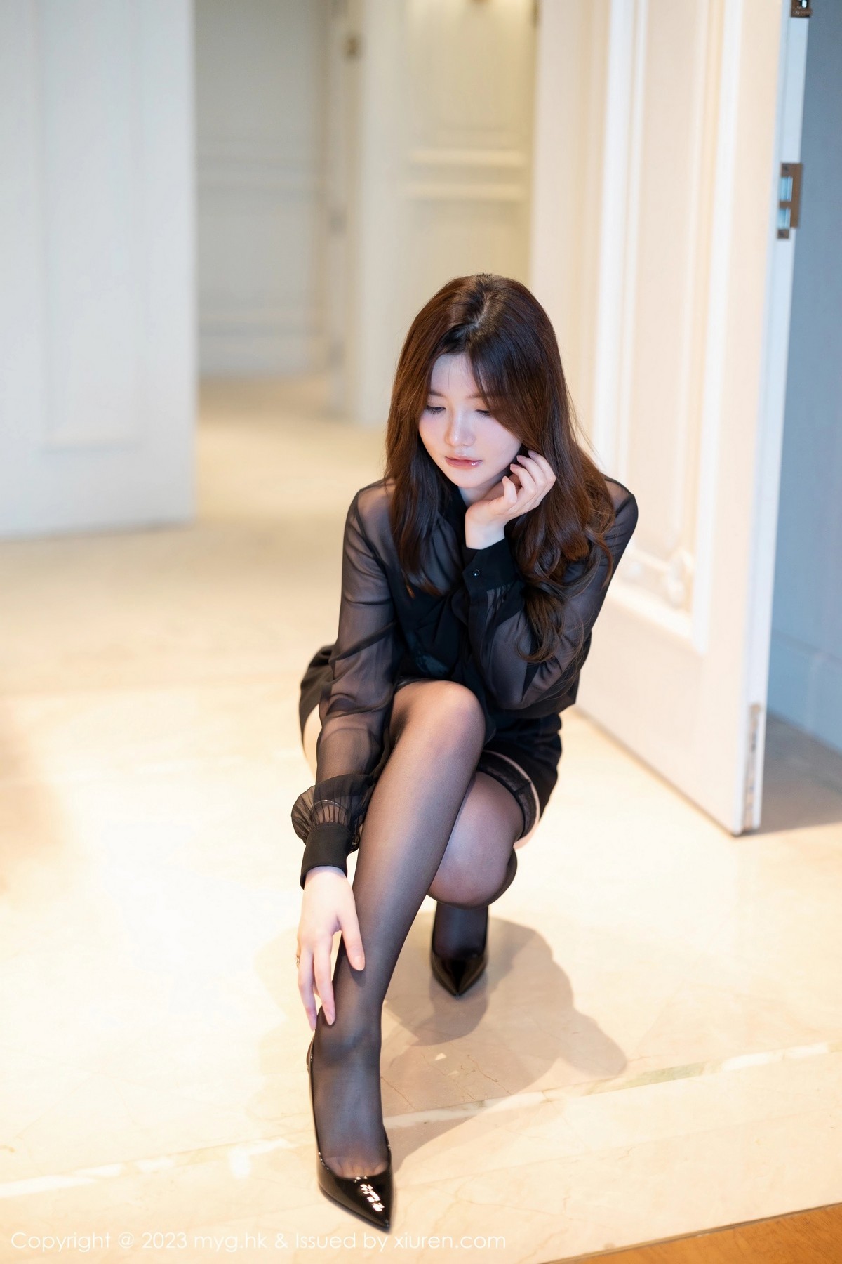 Xgyw.Net_[MyGirl美媛馆]Vol.649_模特糯美子MINIbabe性感黑色蕾丝内衣配黑色蕾丝吊袜魅惑写真62P