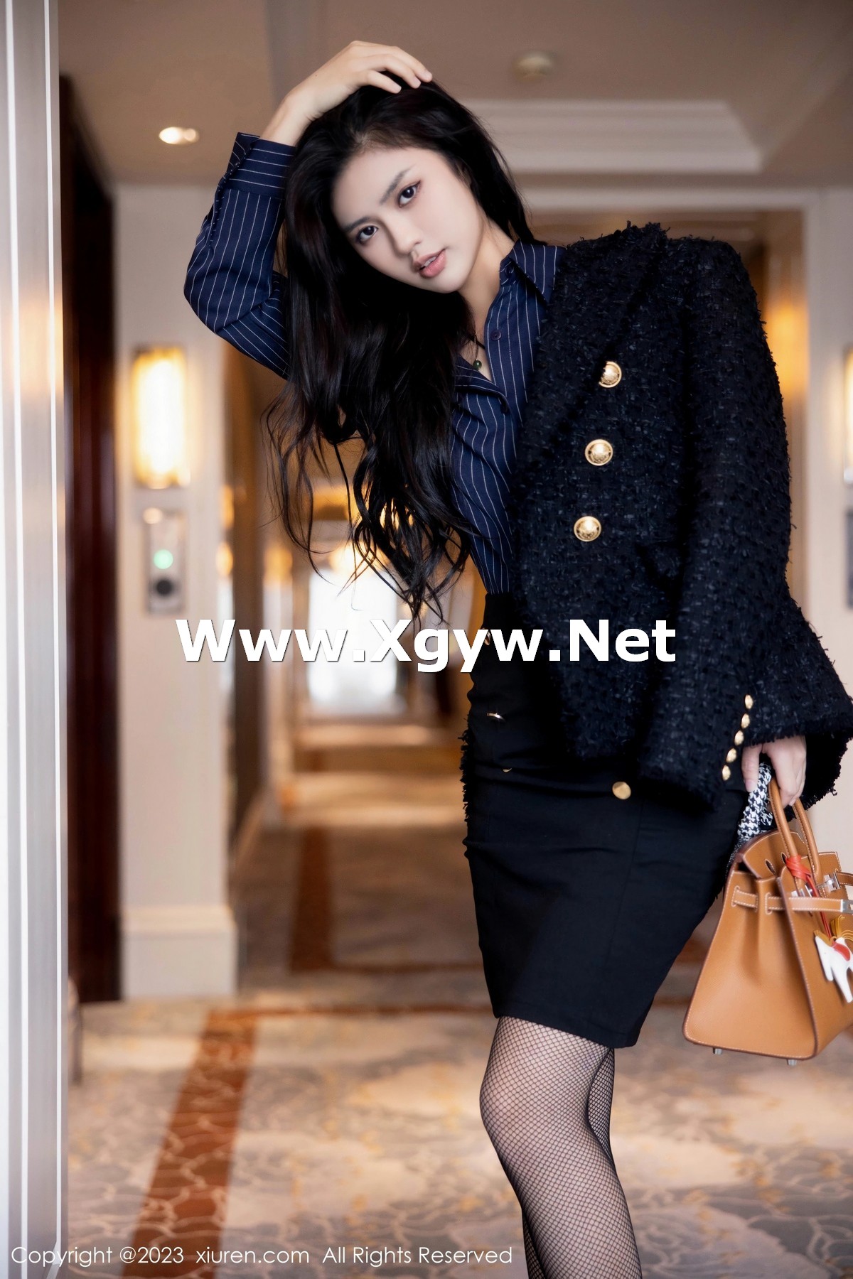Xgyw.Net_XiuRen第6391期_模特浅浅Danny半脱深蓝色条纹T恤露黑色蕾丝内衣完美诱惑写真80P