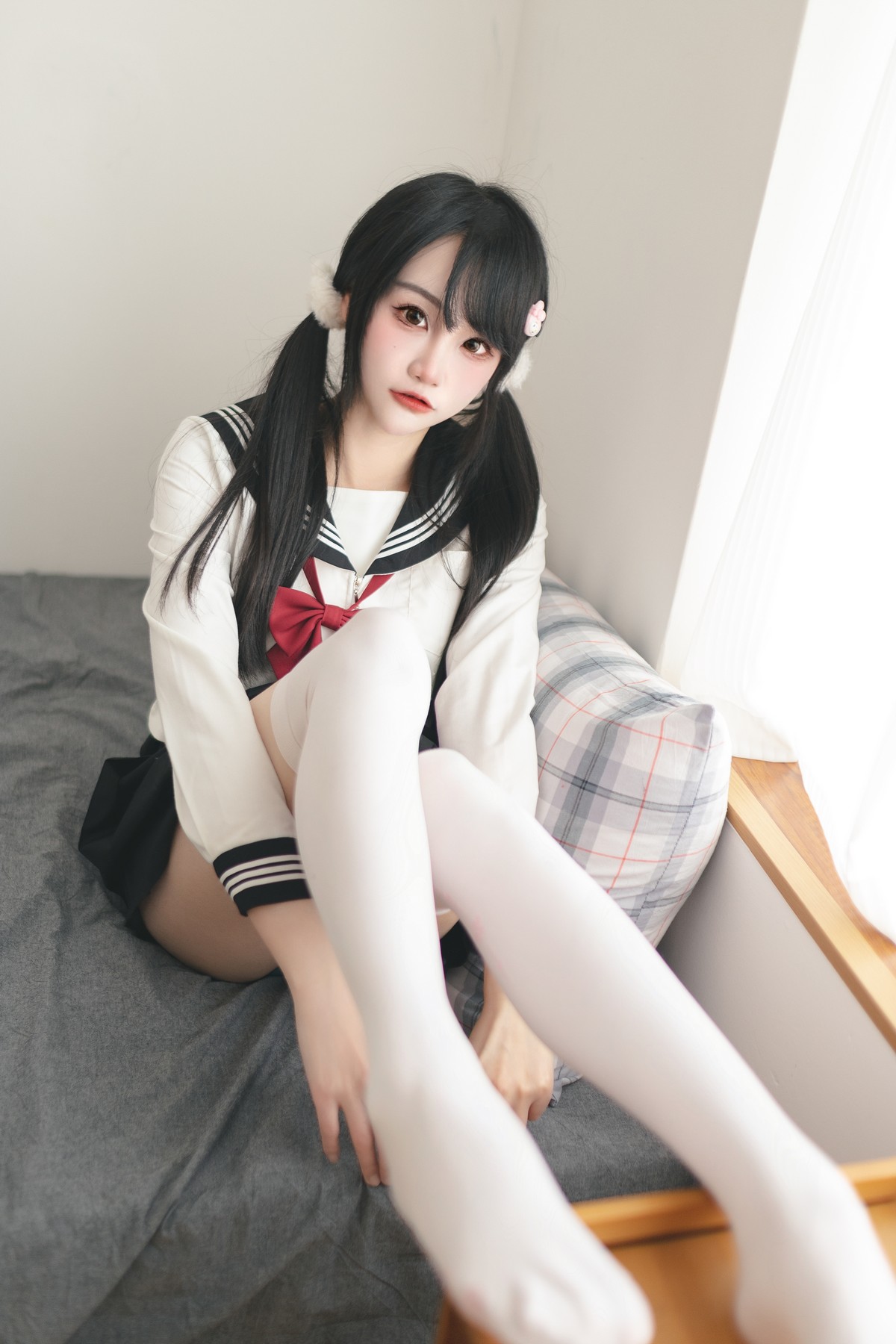 Xgyw.Net_微博妹子嗷呜酱水手服主题双马尾辫妹子性感制服配白丝吊袜秀美腿迷人写真48P