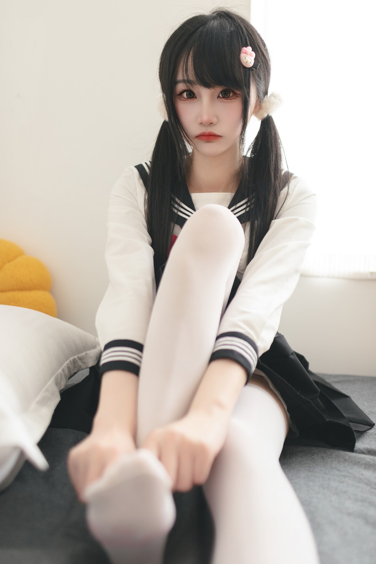 Xgyw.Net_微博妹子嗷呜酱水手服主题双马尾辫妹子性感制服配白丝吊袜秀美腿迷人写真48P