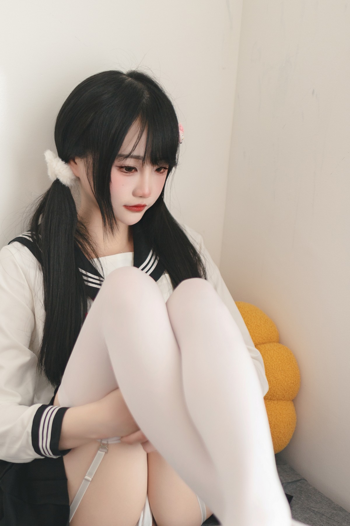 Xgyw.Net_微博妹子嗷呜酱水手服主题双马尾辫妹子性感制服配白丝吊袜秀美腿迷人写真48P