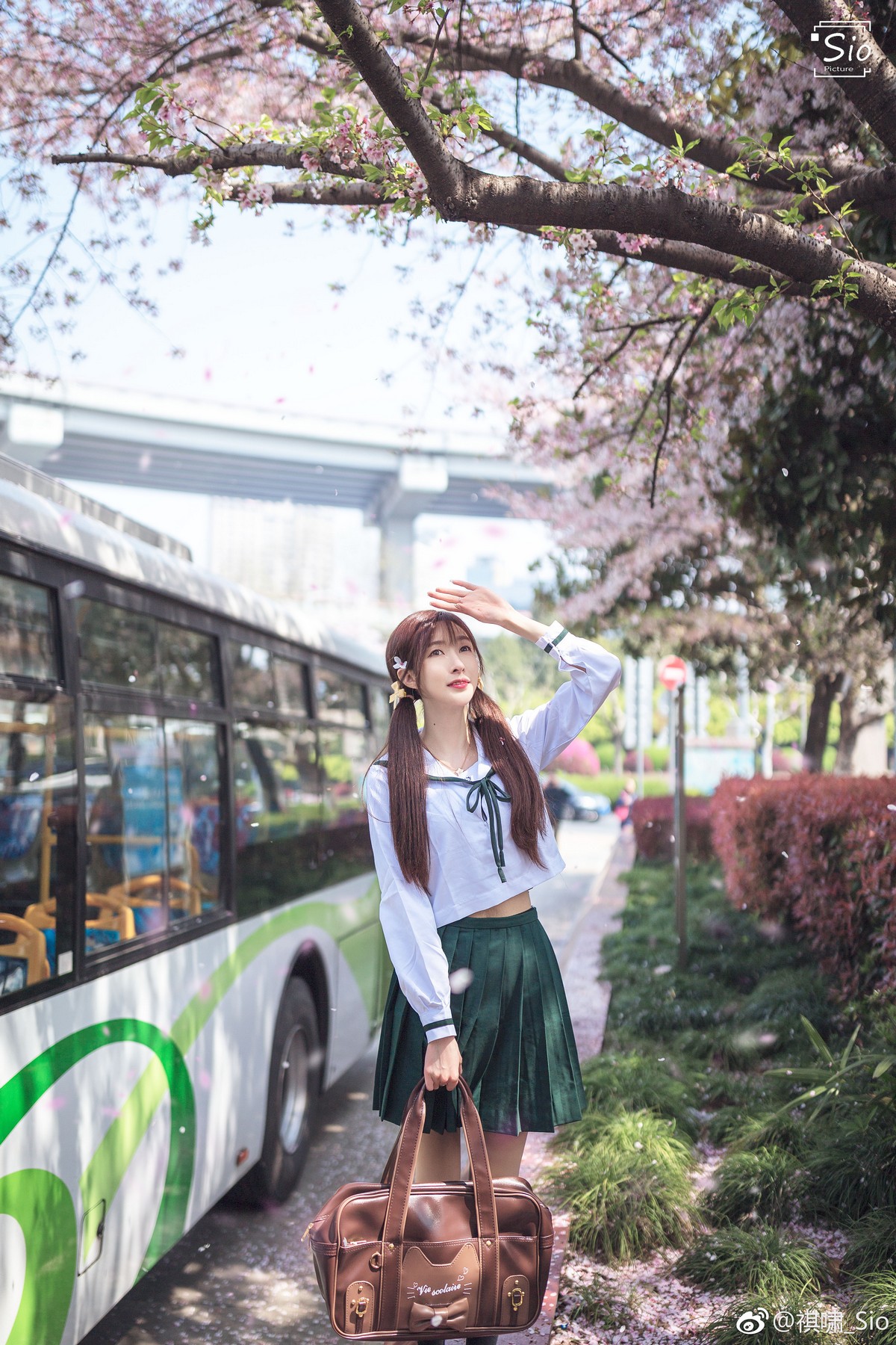 Xgyw.Net_网络红人王羽杉JK大巴主题户外性感JK制服配黑腿袜秀完美身材甜美迷人写真20P